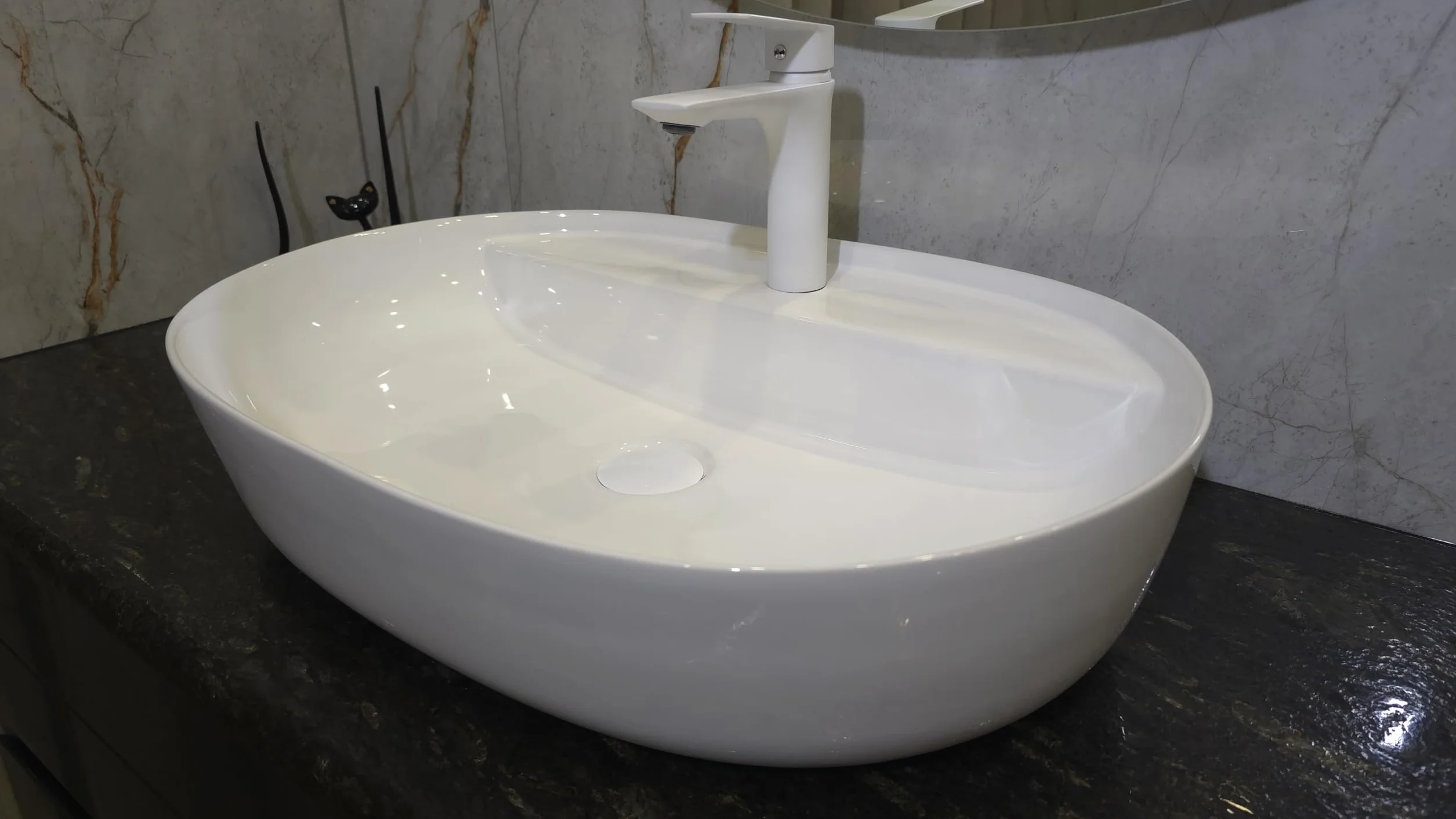 Umywalka owalna ceramiczna - 60 x 40 x 13 cm - nablatowa biała - do rąk