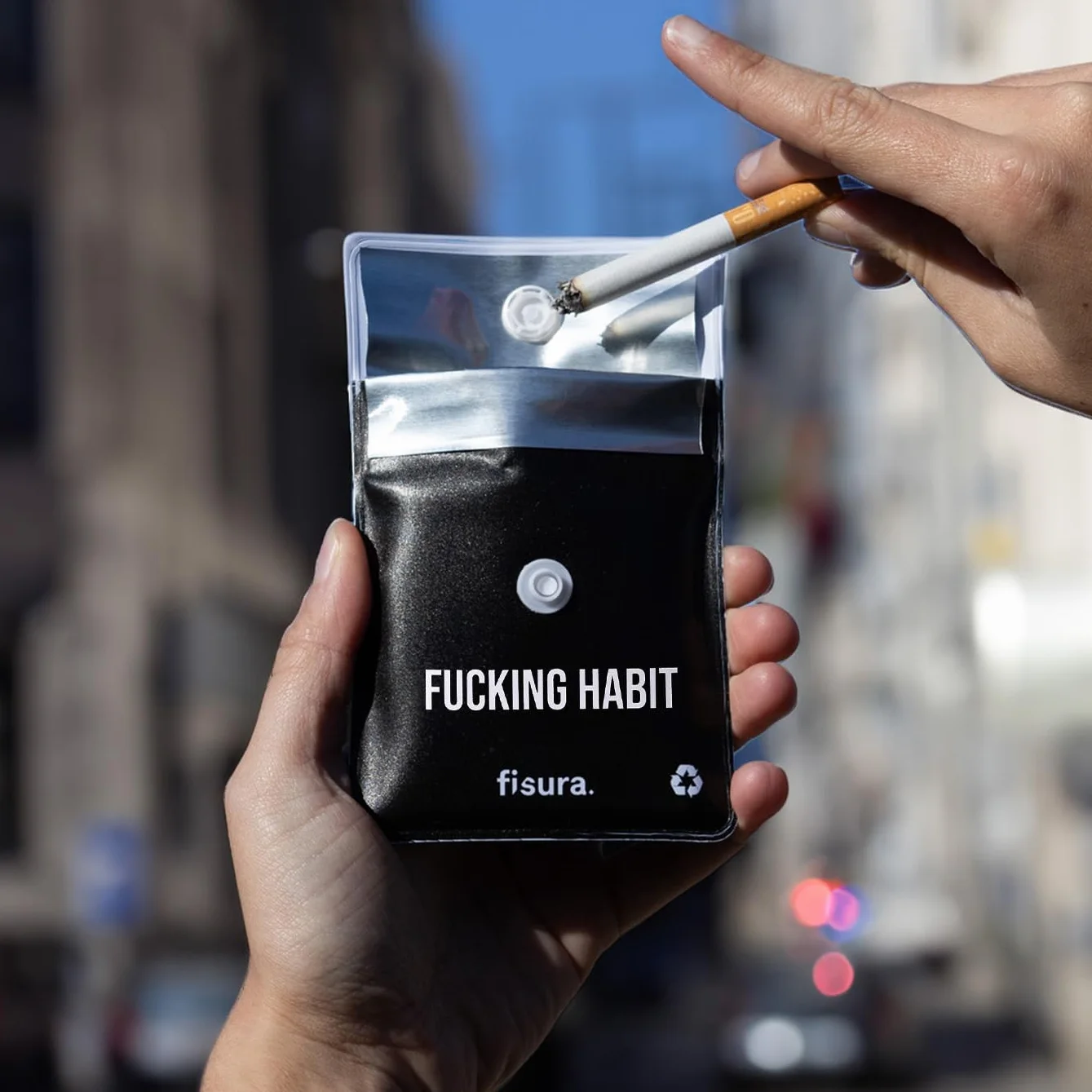 Fisura – Kieszonkowa popielniczka "f*cking habit”. Przenośny woreczek na popiół do samochodu, na zewnątrz i podróże. Wielokrotnego użytku. Wymiary 8 x 8 cm.