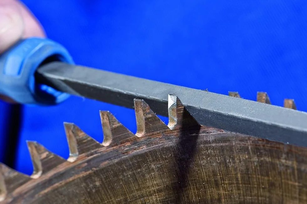 PFERD Pilnik trójkątny wąski, 125 mm, trójkątny, spiczasty pilnik, nacięcie 2 z trzech stron i trzy krawędzie, w zestawie z ergonomicznym zeszytem, 11275127 – uniwersalny do ostrzenia