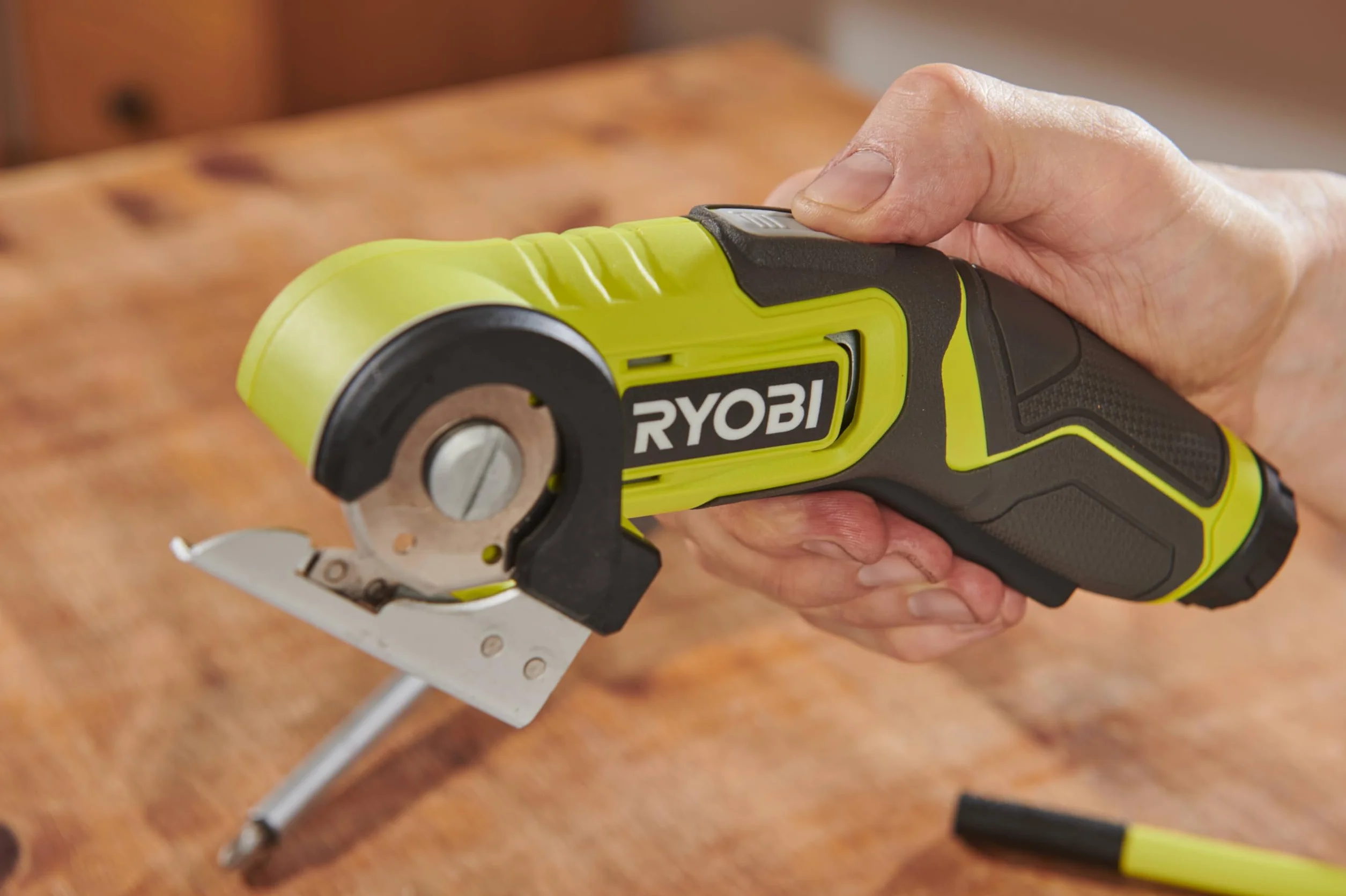 RYOBI Mini piła litowa USB 4V - dostarczana z 1 ostrzem 38 mm (sprzedawana bez baterii) - RCT4-0