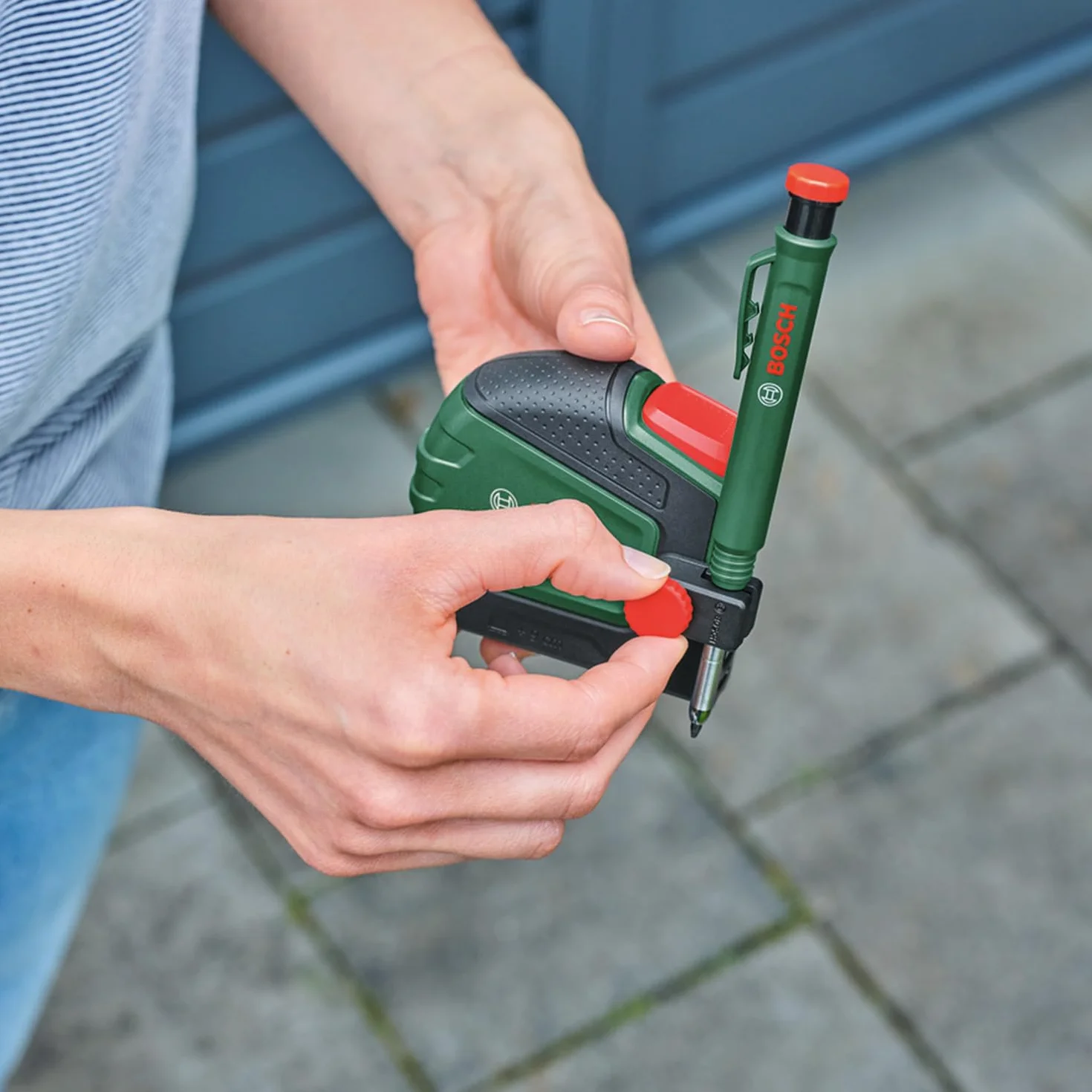 Bosch Taśma miernicza 5 m z uchwytem do ołówka (autom. blokada, powłoka nylonowa, szer. 22 mm, wysuw 2 m, skala metryczna, dwukierunkowy haczyk, metalowy zaczep do paska, miękka okładzina Softgrip)
