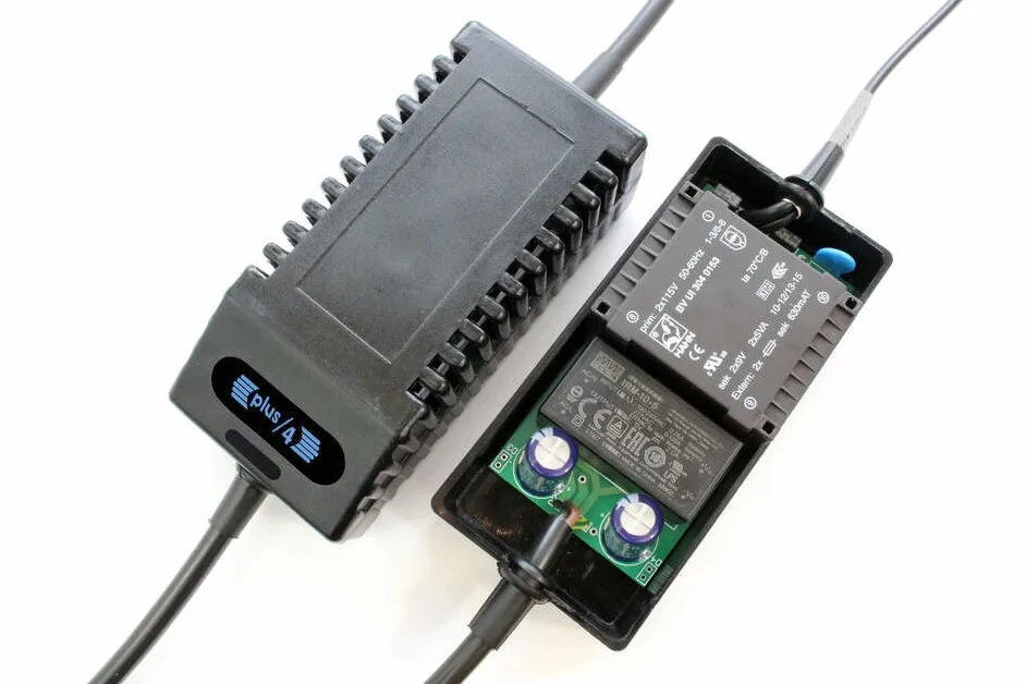 Commodore Plus/4 PSU OLED Digital EU - zapasowy zasilacz sieciowy do Commodore Plus/4, wtyczka EU