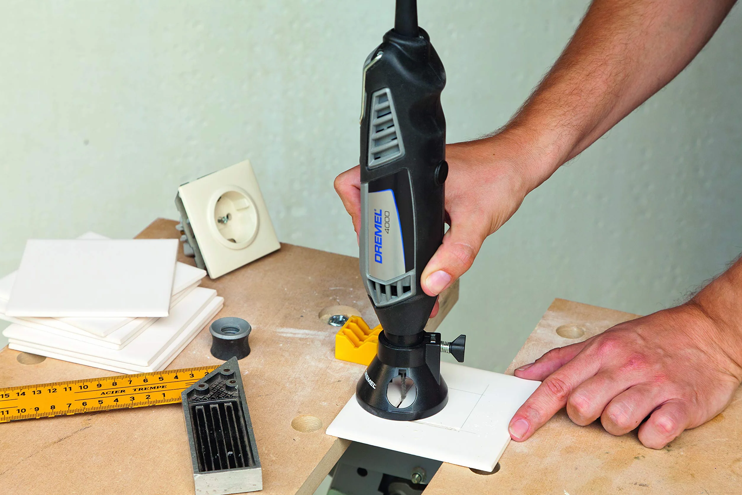Dremel 566 Zestaw do cięcia płytek zestaw akcesoriów z prowadnicą do cięcia i spiralną końcówką tnącą do precyzyjnych cięć w płytkach ściennych