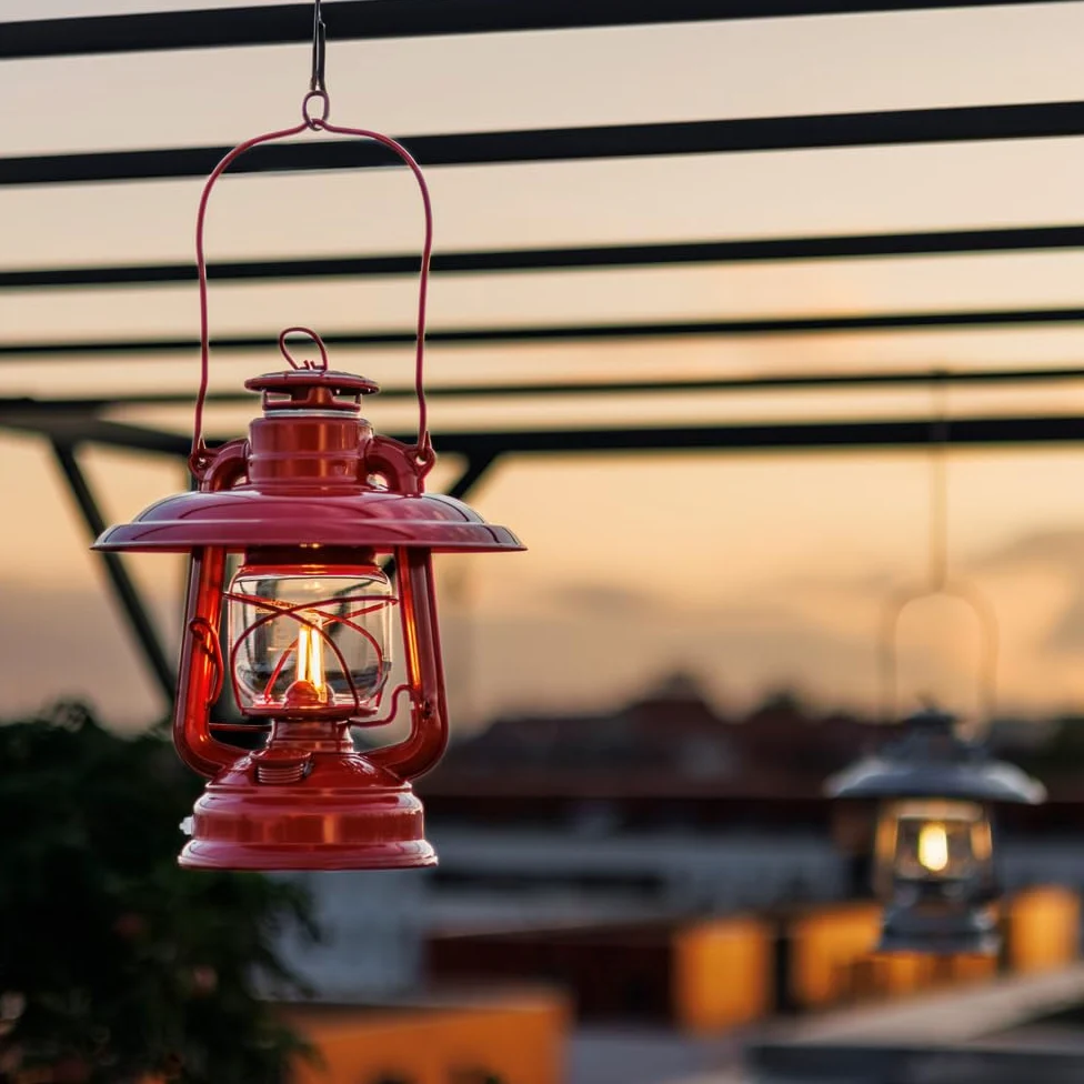 Feuerhand Latarnia LED Baby Special 276 – bezstopniowo ściemniana latarnia do salonu, na balkon lub taras – z ciepłym białym światłem, zasilanie bateryjne i bateryjne – czerwona