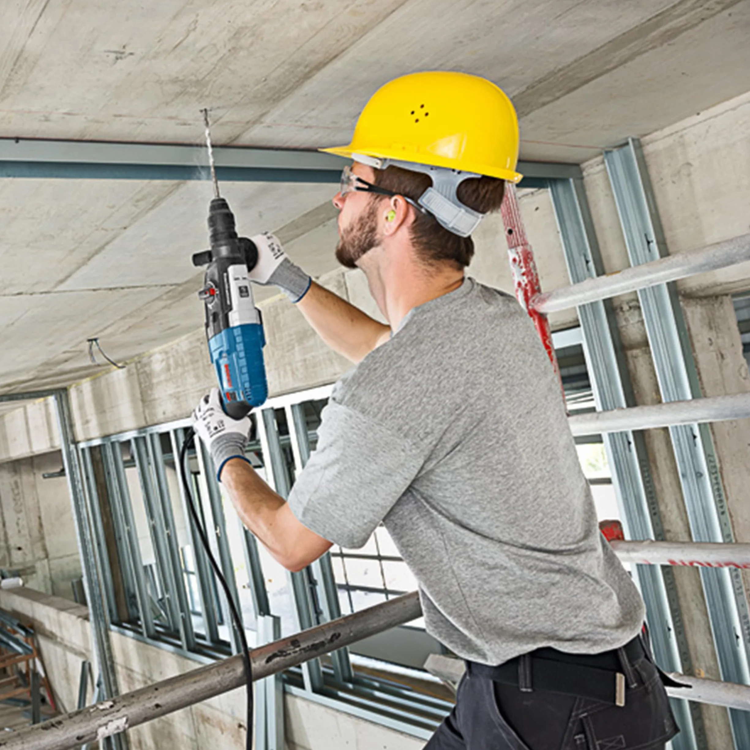 Bosch Professional: młot udarowo-obrotowy GBH 2-28 F (880 W, nominalna prędkość obrotowa 0 – 900 min-1, wymienny uchwyt SDS plus, ogranicznik głębokości, walizka)