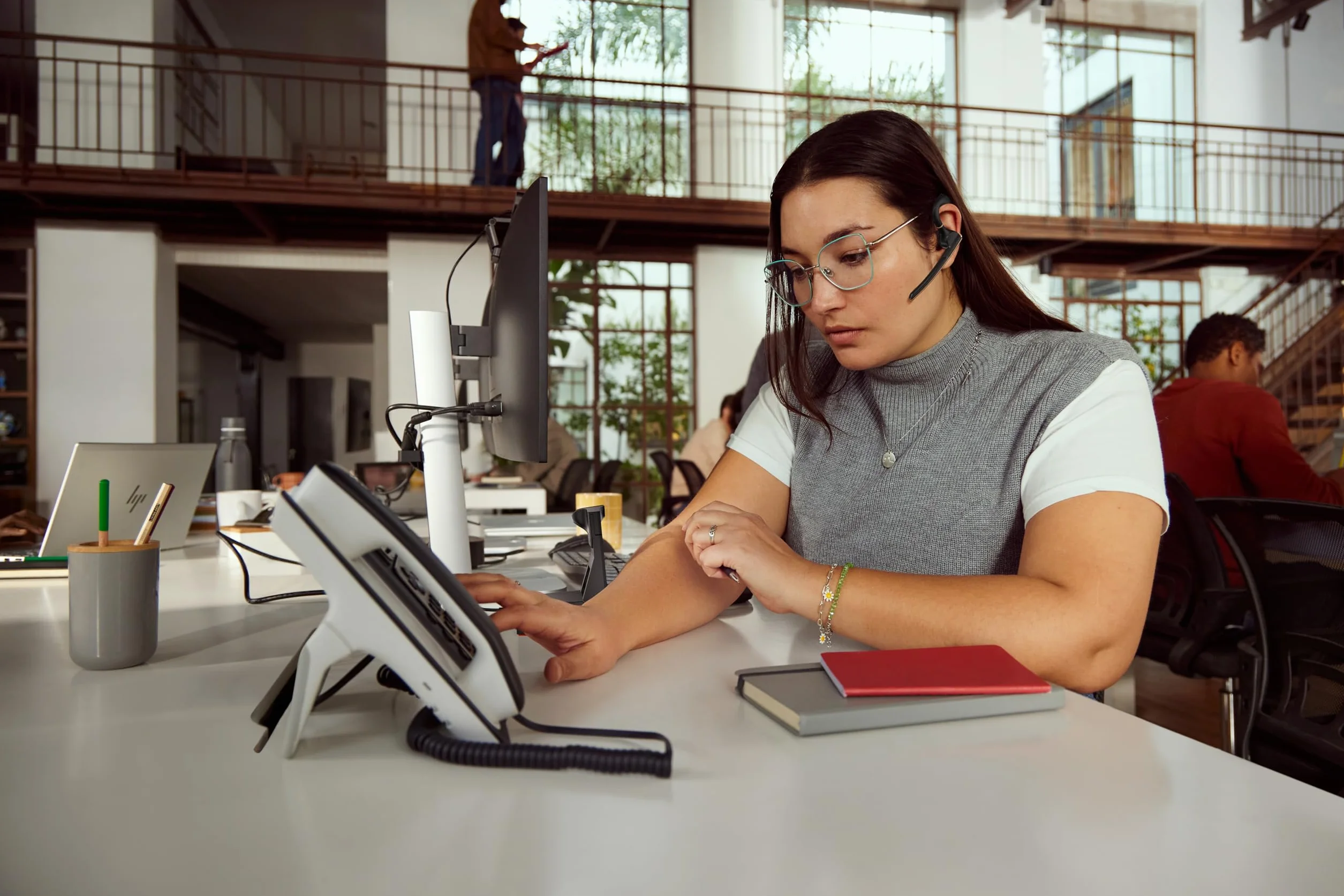POLY Voyager Legend 50 bezprzewodowy zestaw słuchawkowy Bluetooth, pojedyncze ucho, mikrofon z redukcją szumów, blokada wiatru, redukcja szumów AI, bateria do 10 godzin, lekki i wygodny, czarny