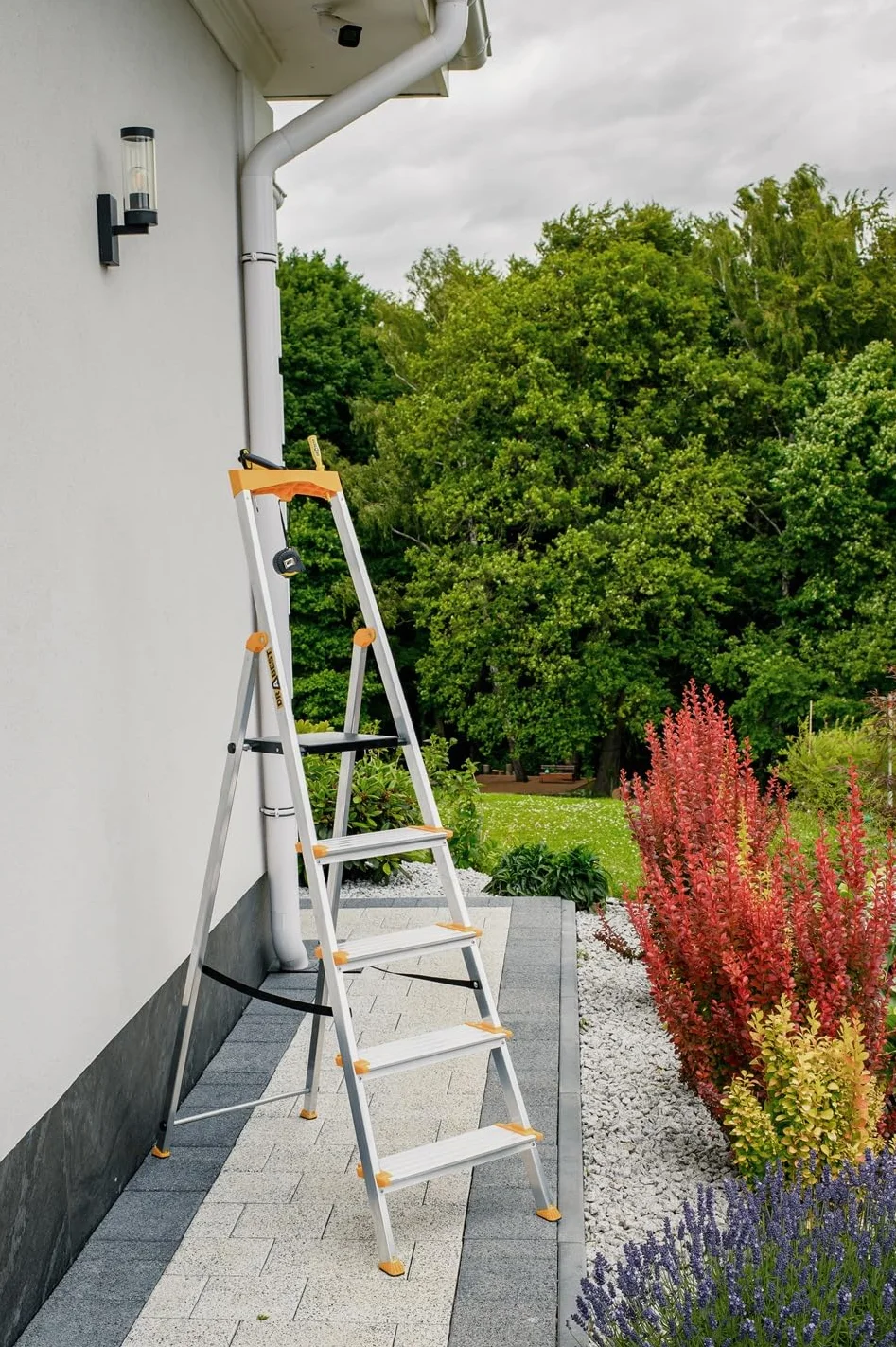 DRABEST Drabina schodkowa 5 stopni Składana - Drabina aluminiowa - Stabilna drabina składana z półką i szerokimi stopniami - 120 mm, antypoślizgowa - Drabina do użytku domowego i pracy - do 150 kg