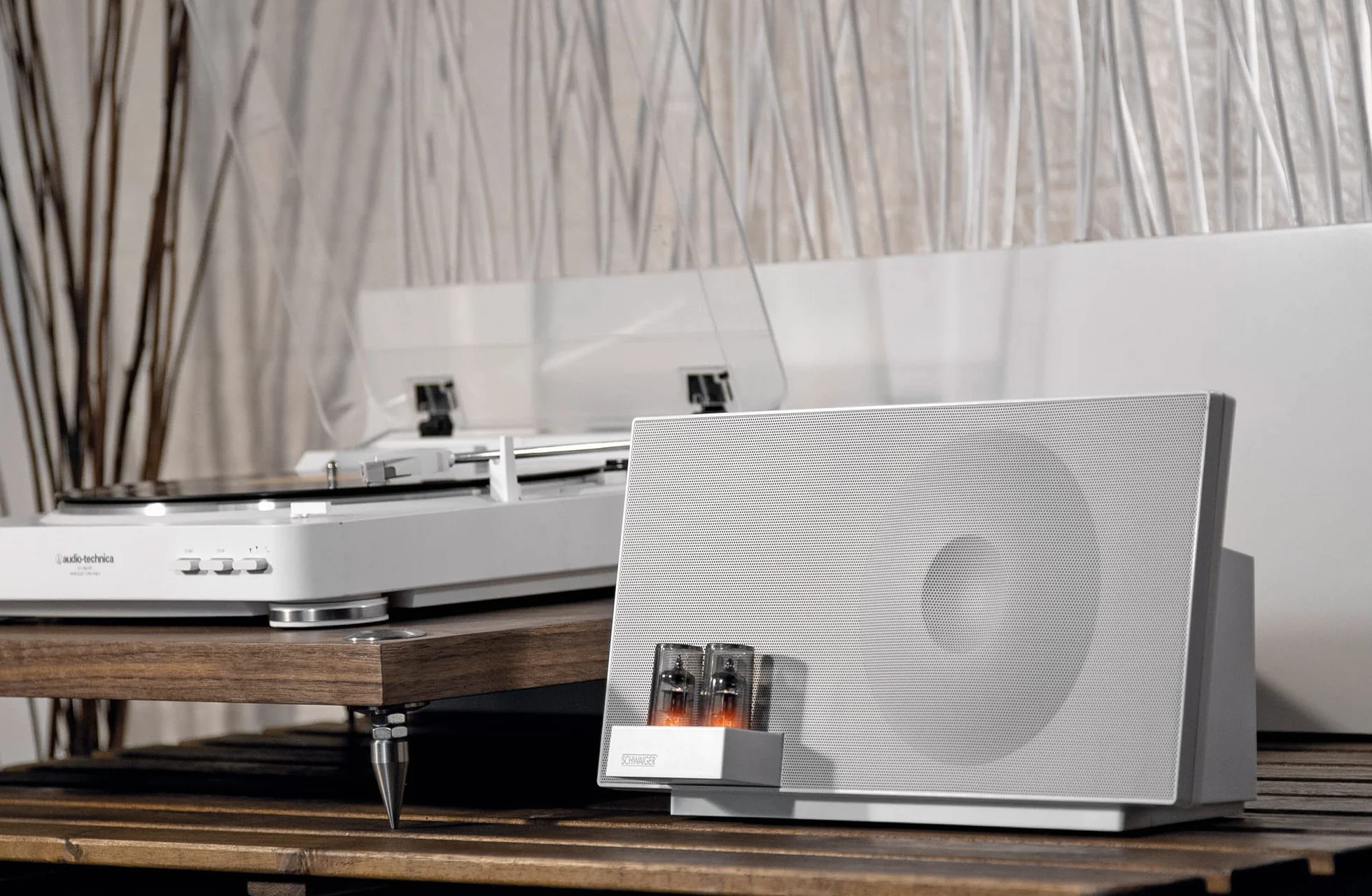 SCHWAIGER -658149- System głośników Hi-Fi | ze wzmacniaczem lampowym | 37 W | głośnik RMS | podświetlenie LED | wzmacniacz lampowy | Bluetooth | NFC | AUX | USB | Phono | biały