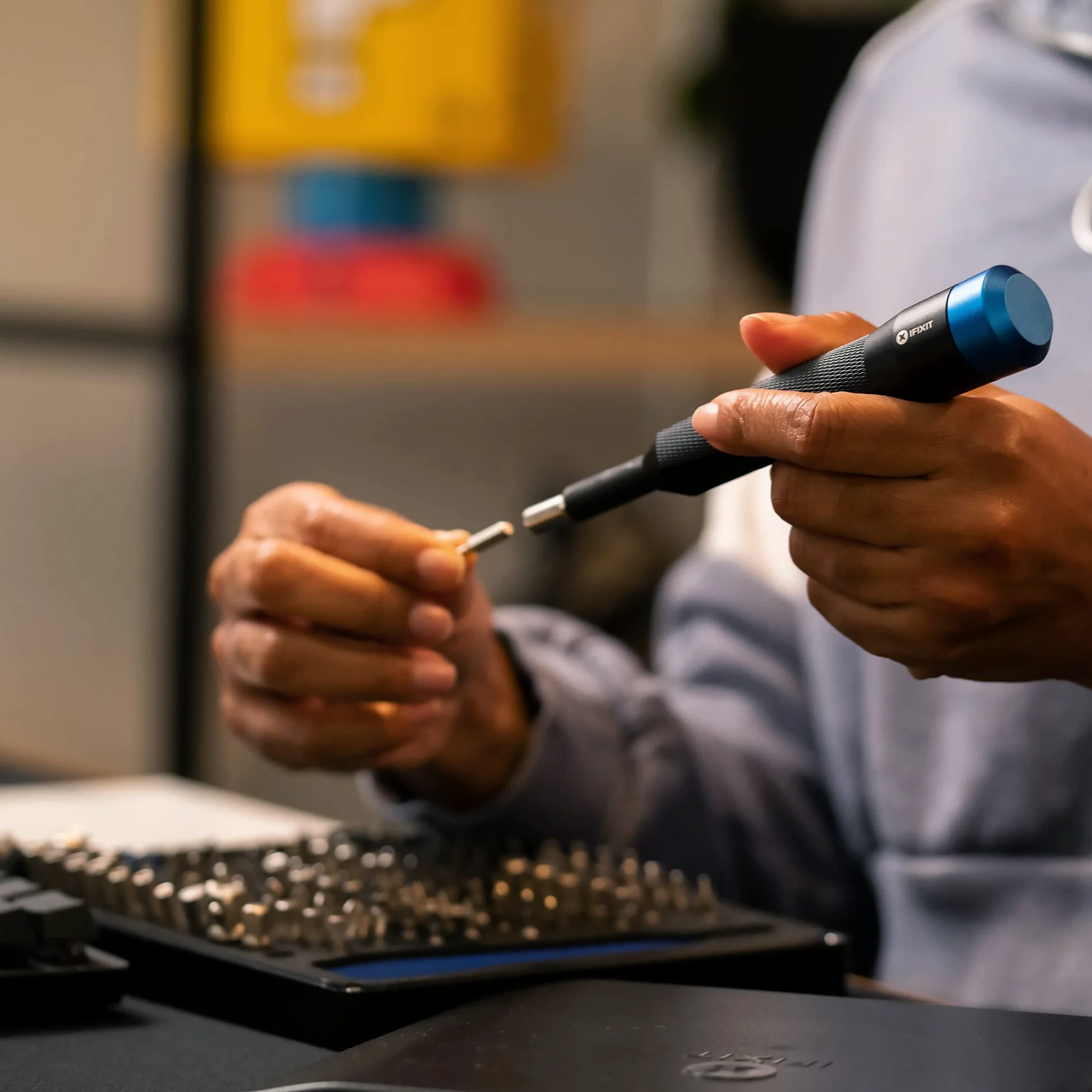 iFixit Manta Precision Bit Set, Zestaw bitów z 2 śrubokrętami i 112 bitami: mini bity (4 mm) dla elektroników i bity standardowe 1/4 cala