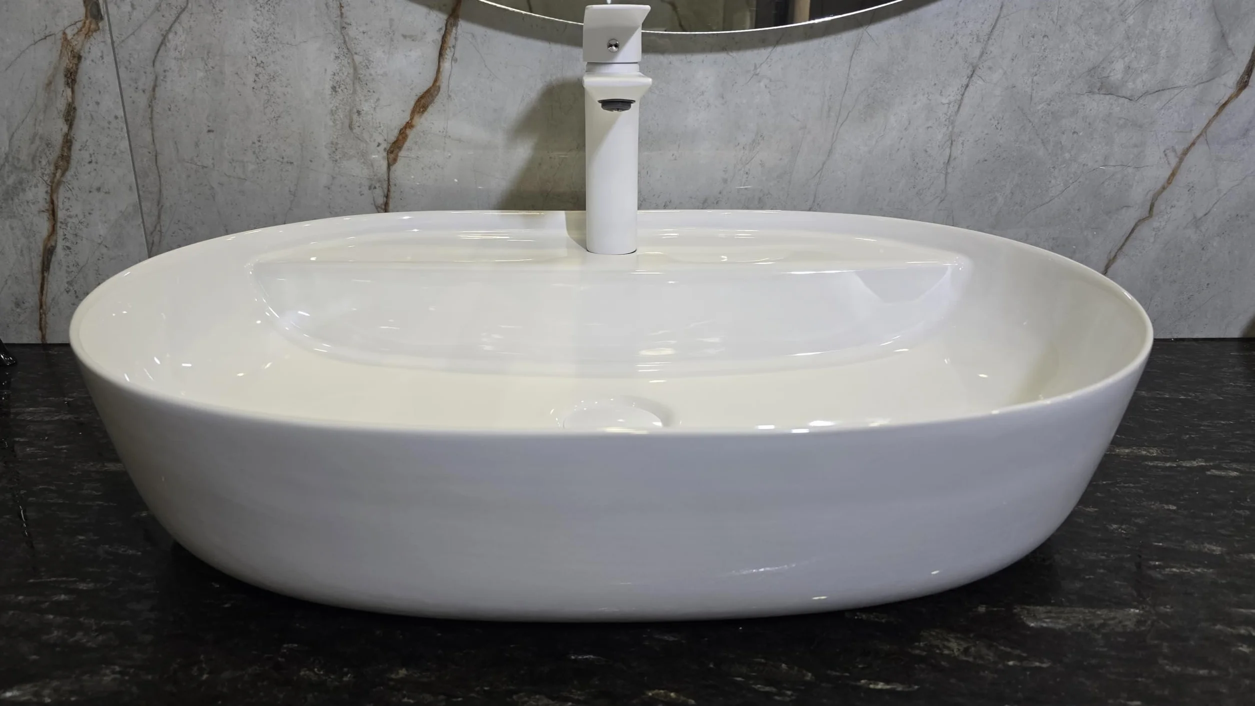 Umywalka owalna ceramiczna - 60 x 40 x 13 cm - nablatowa biała - do rąk