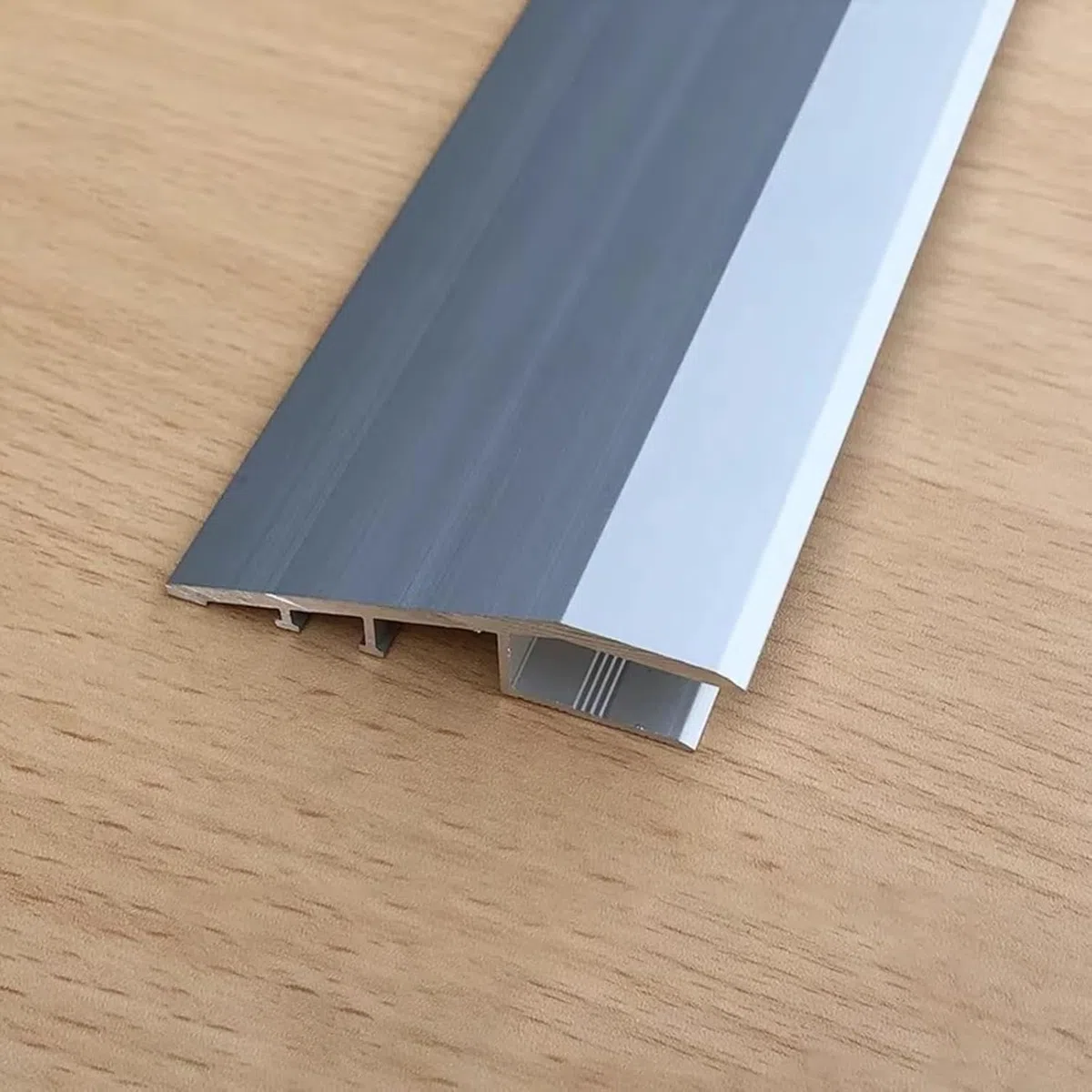 Aluminiowa listwa przypodłogowa 1,19 cm wysoki próg szwu pokrywa do przycinania dywan obrzeża pasek niestandardowy rozmiar (srebrny 200 cm/78,7"/2 m) do rozwiązań podłogowych