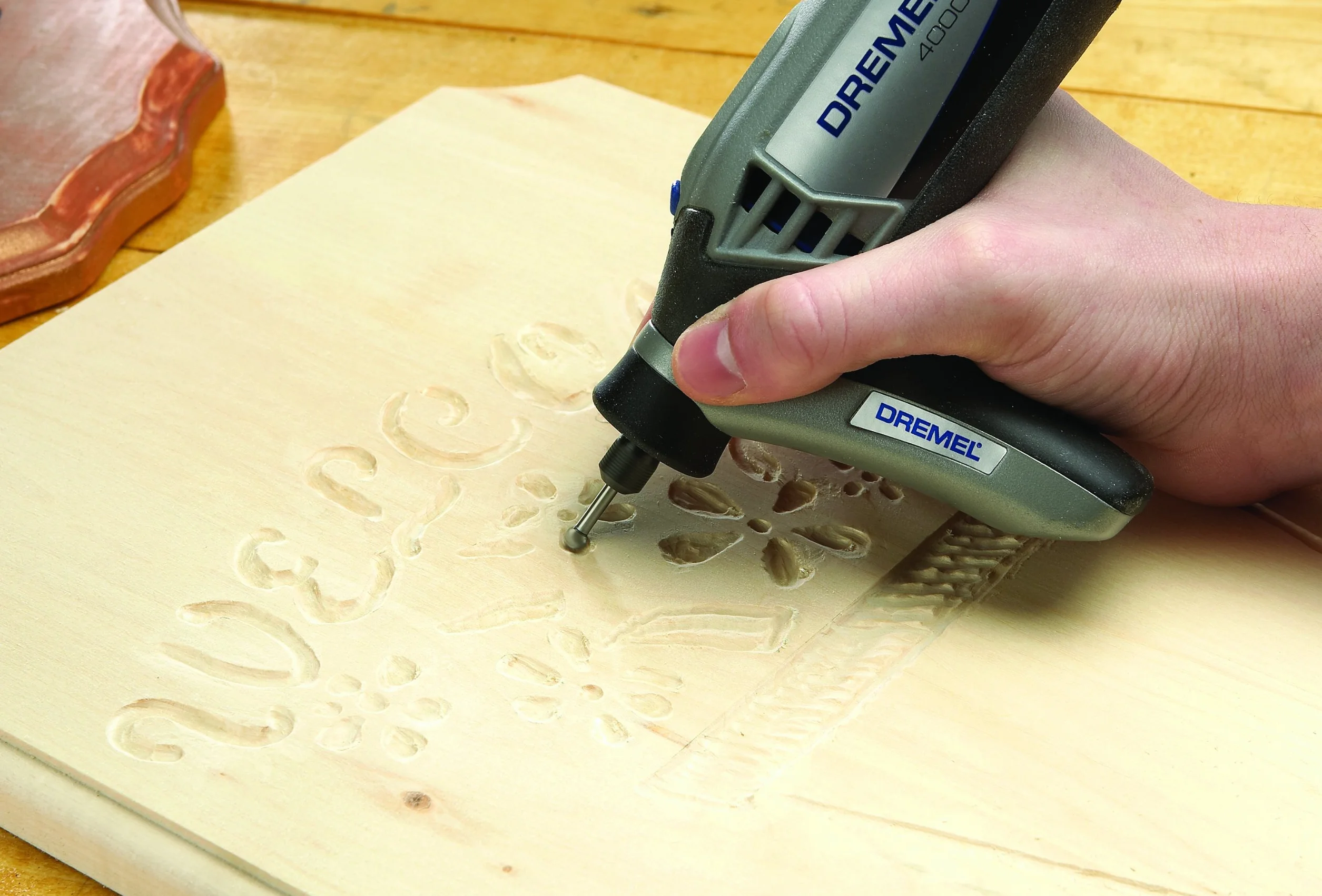 Dremel 577 Uchwyt detailera - uniwersalny zestaw akcesoriów do narzędzia obrotowego z 1 przystawką i 3 akcesoriami