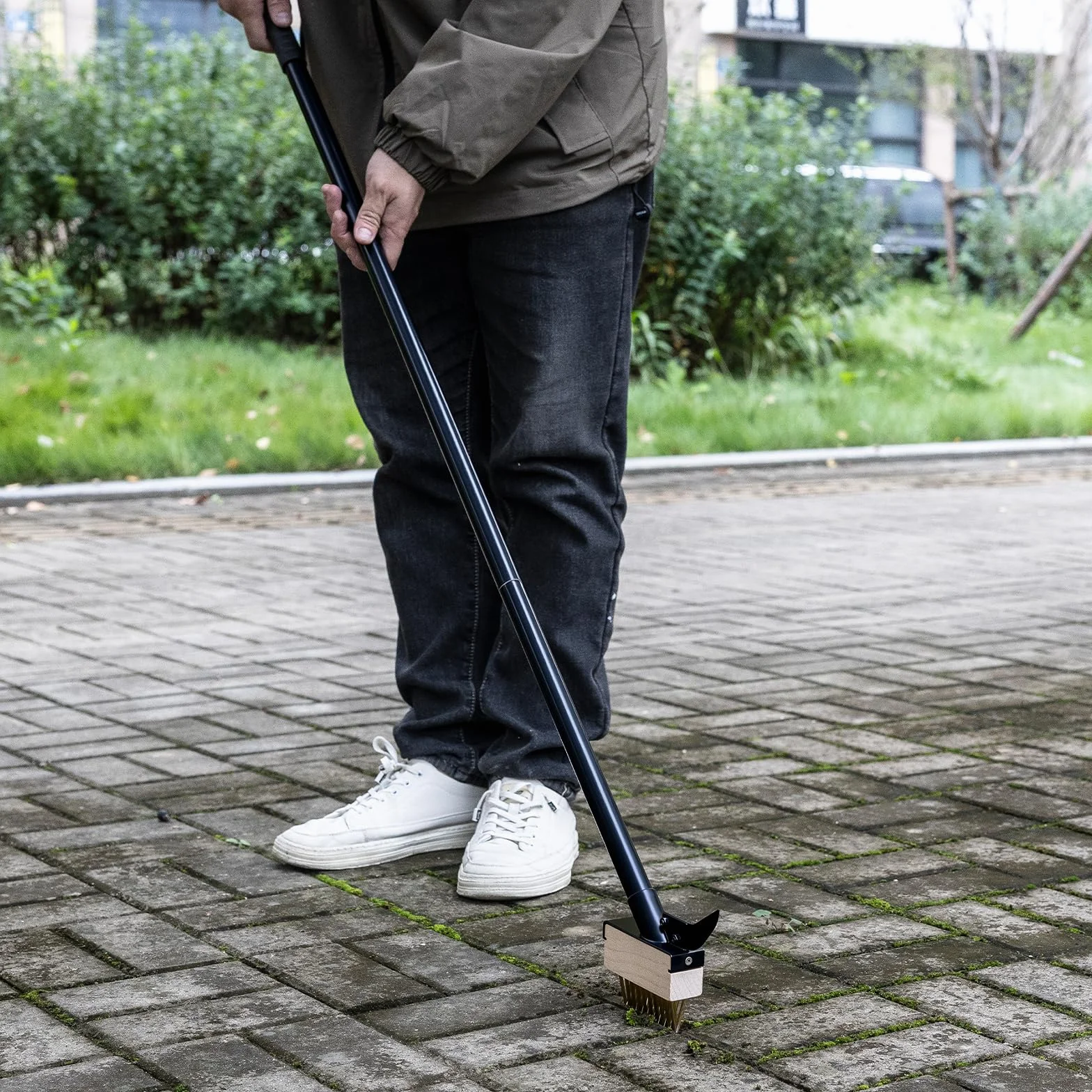 Mitclear Szczotka do Usuwania Chwastów z Długim Uchwytem(128cm), Narzędzie ze Szczotką Drucianą w Kształcie V i Skrobakiem, do Czyszczenia Płyt Pavingowych(4 Głowicami Szczotek)