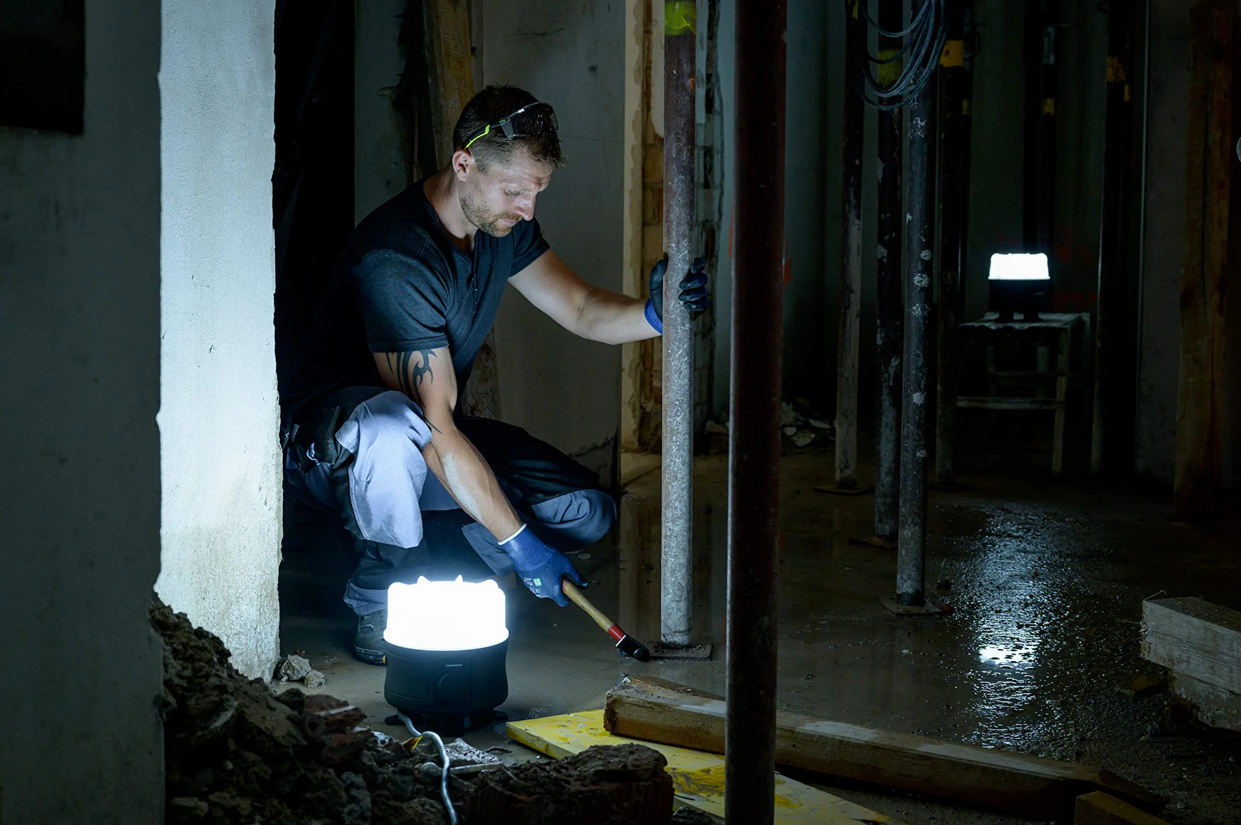Brennenstuhl mobilny reflektor LED 360° / reflektor budowlany LED 50W (reflektor roboczy 5400lm, kabel 5 m i bryzgoszczelne gniazdo z samozamykającą się pokrywą, IP54), 1171410902