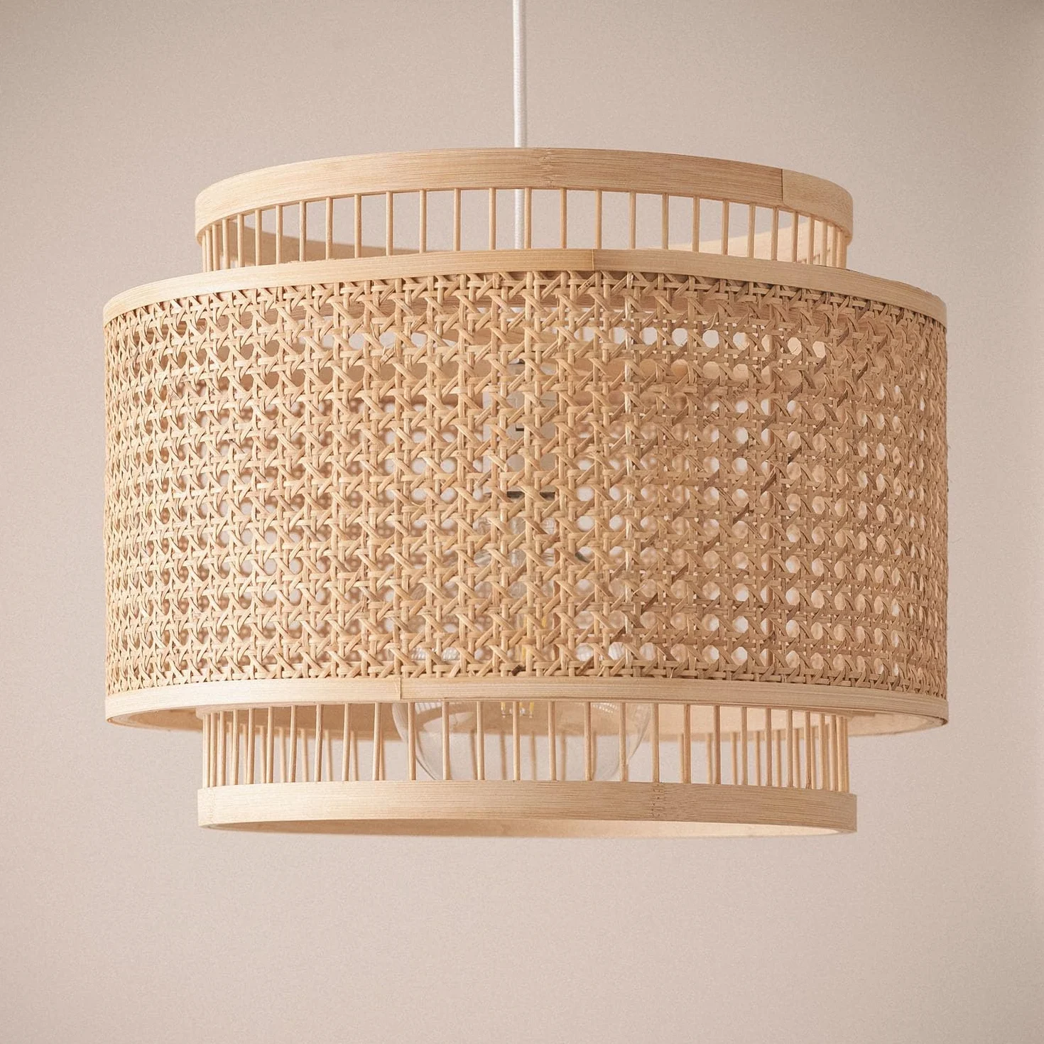 Ledkia Lampa Wisząca Bambusowa Bangkal Naturalna – Rustykalna Oprawa Sufitowa do Salonu i Sypialni w Stylu Boho. Elegancki Rattanowy Abażur z Dwoma Cylindrami, Gwint E27, Doskonała Dekoracja Wnętrz