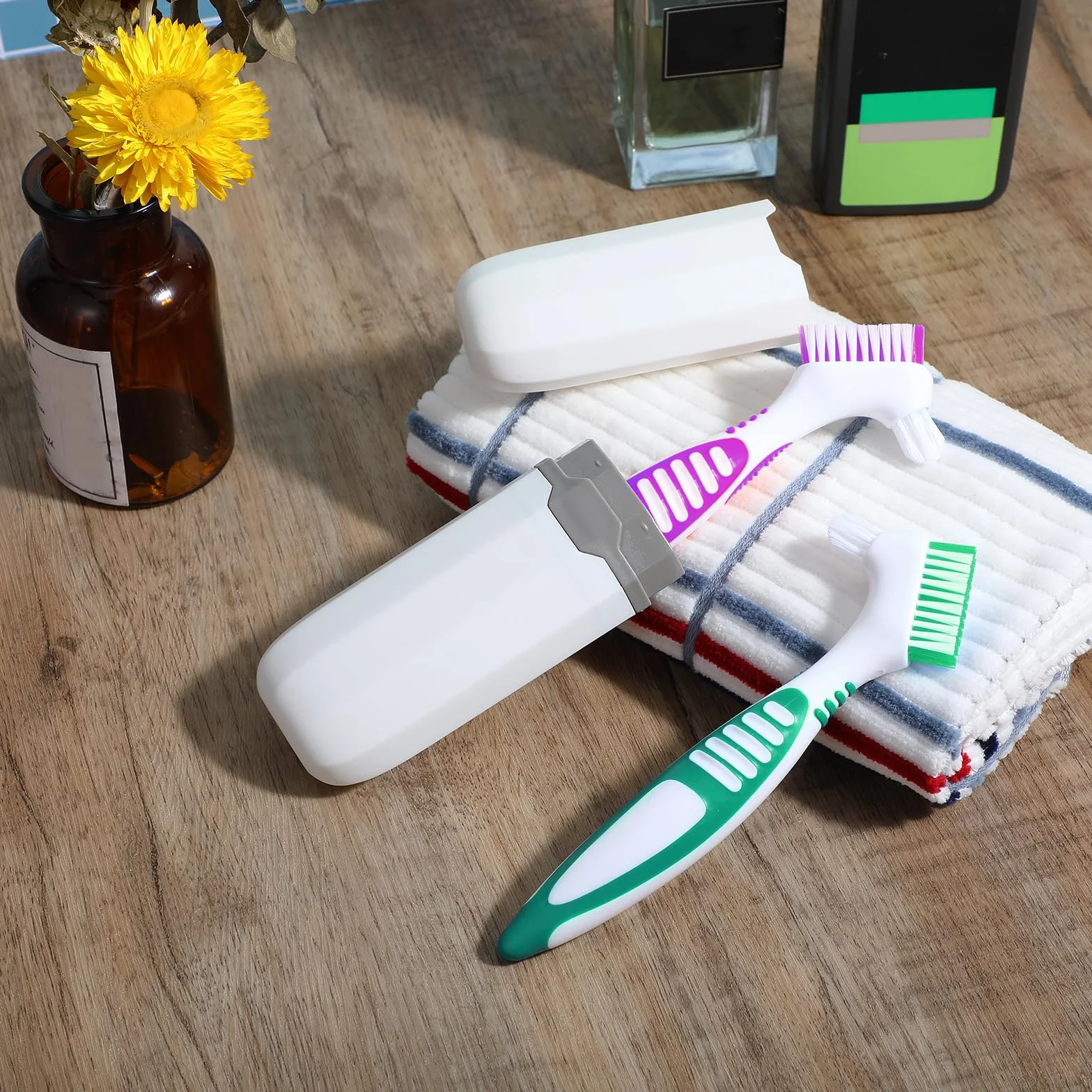 Zestaw 2 szczoteczek do czyszczenia protez, szczoteczki do czyszczenia zębów z białym etui, wielowarstwowe włosie i ergonomiczny, gumowy uchwyt do pielęgnacji protez, zielony i