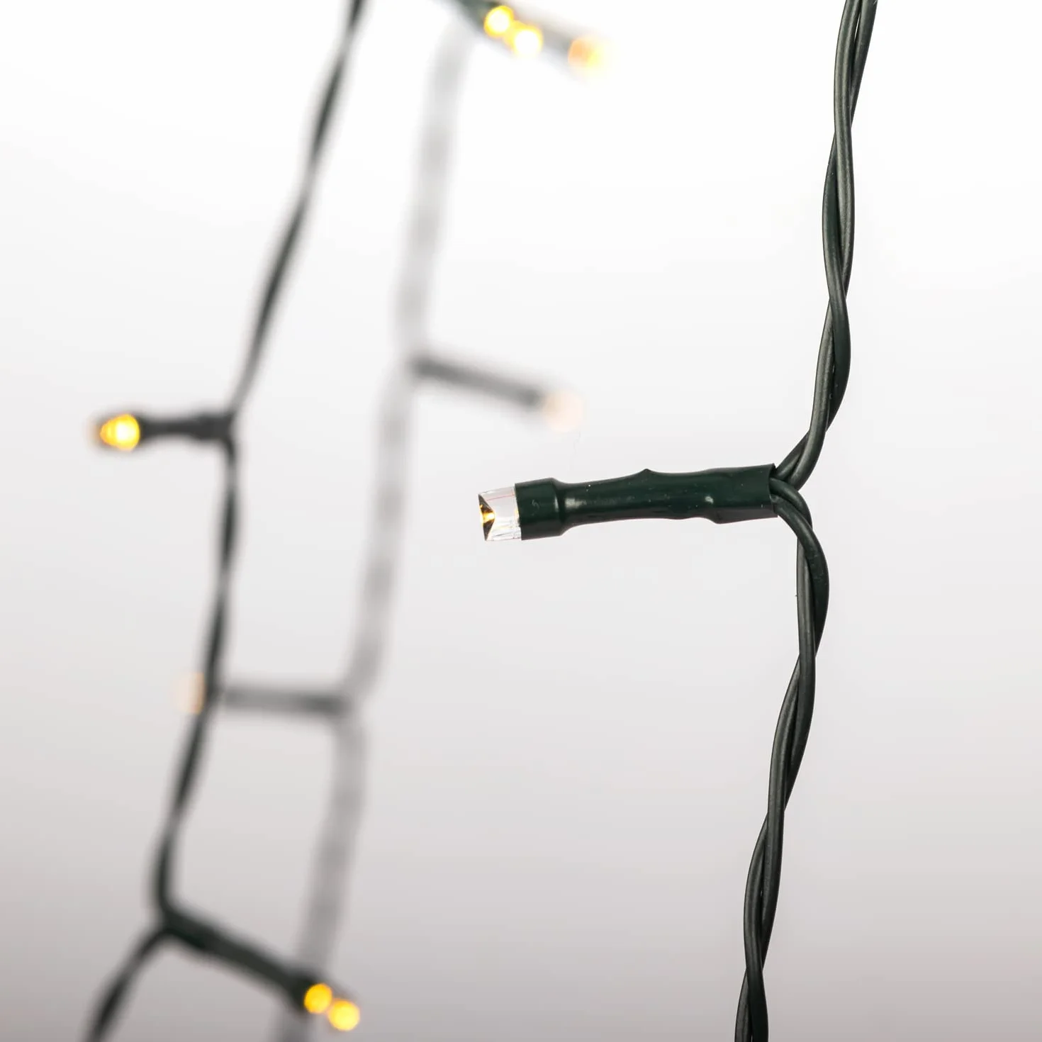 Idena 31108 - NewTec Lampki LED do wnętrz i na zewnątrz z 280 diodami LED w kolorze ciepłej bieli, choinka z 8 sznurkami, 8 ustawień światła, zasilacz i funkcja timera 8 godzin