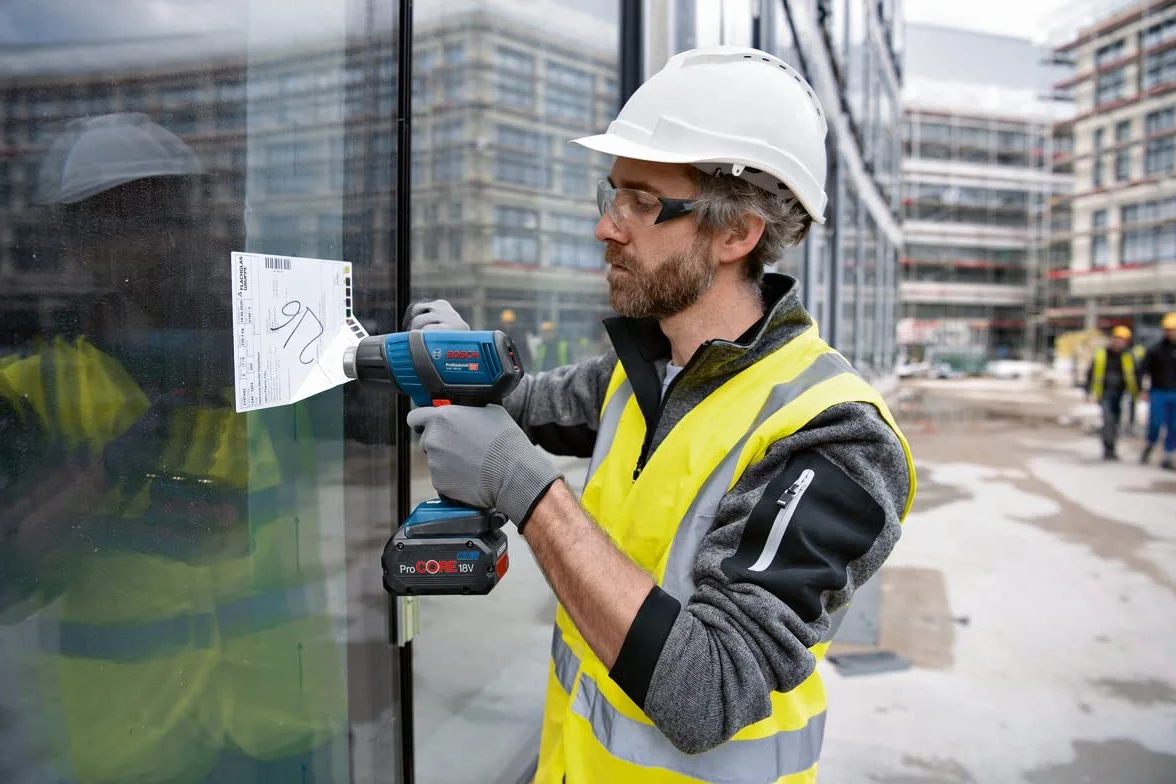 Bosch Professional system 18V: akumulatorowa opalarka GHG 18V-50 (dysza redukcyjna, dysza reflektorowa, walizka L-BOXX)