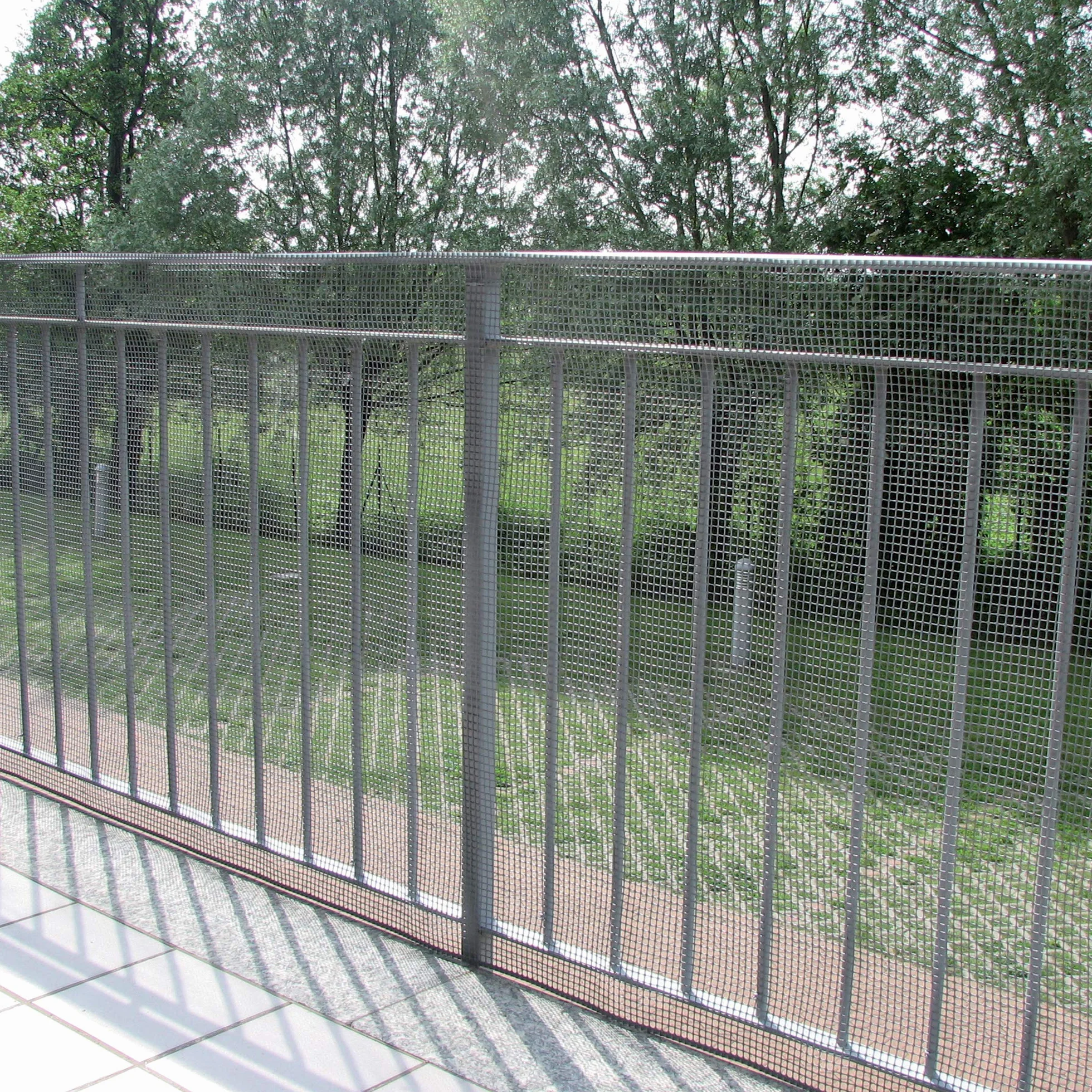 TENAX Quadra Plastikowa siatka 10 srebrna 1,00x5 m, wielofunkcyjna siatka ochronna do balkonów, tarasów, bram i ogrodzeń