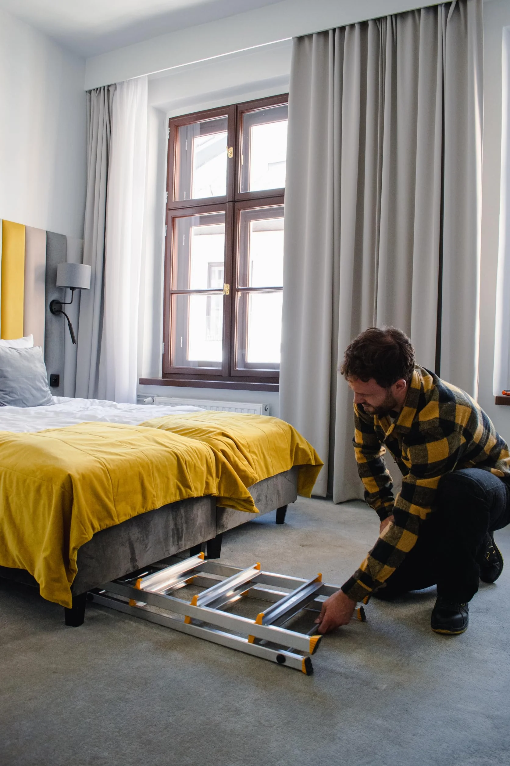 DRABEST Drabina schodkowa 5 stopni Składana - Drabina aluminiowa - Stabilna drabina składana z półką i szerokimi stopniami - 120 mm, antypoślizgowa - Drabina do użytku domowego i pracy - do 150 kg