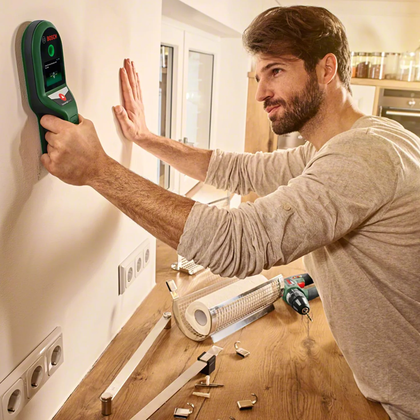 Bosch Detektor UniversalDetect (ułatwiający obsługę przewodnik instrukcjami „krok po kroku”, detektor konstrukcji drewnianych i przewodów, opakowanie kartonowe E-Commerce)