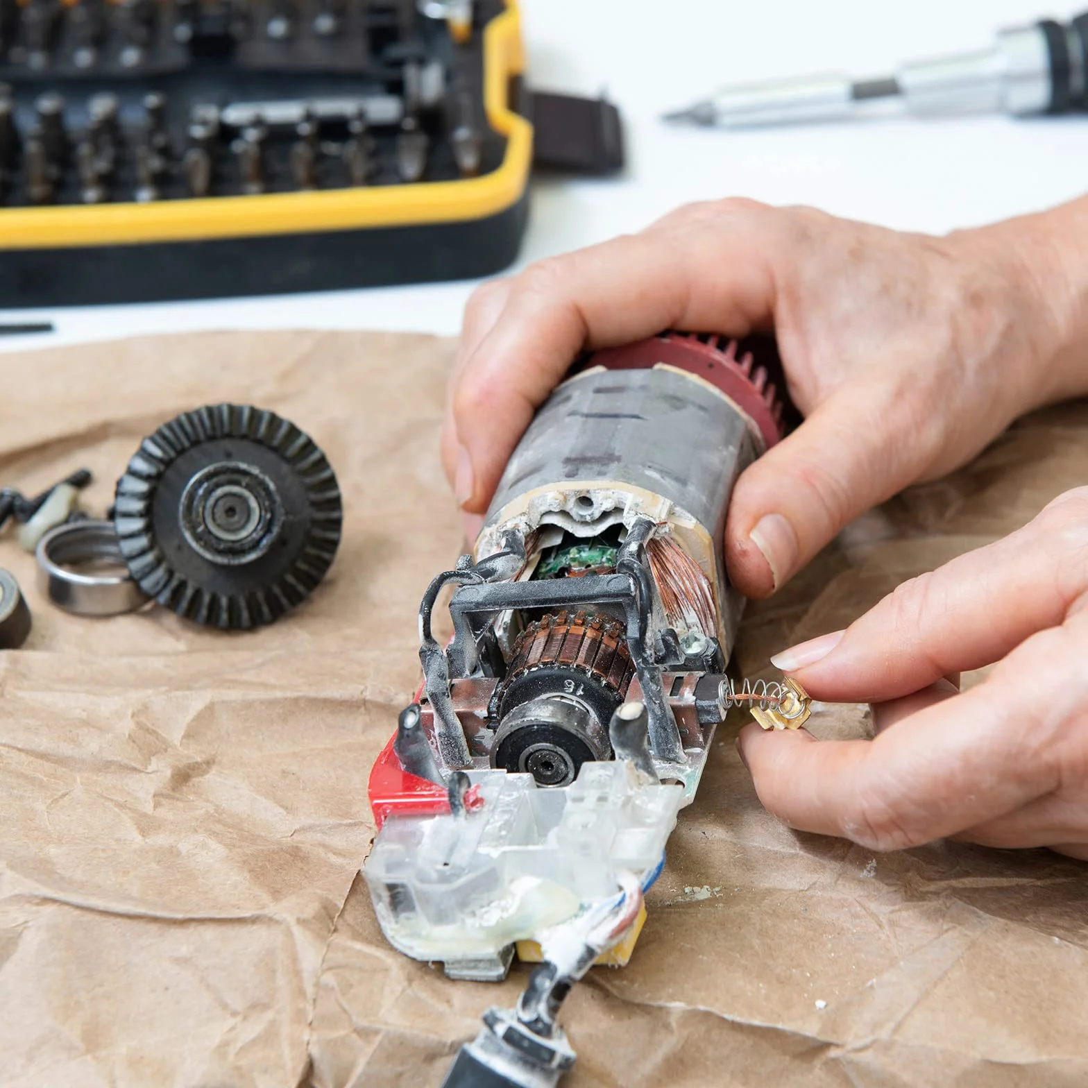 PATIKIL Szczotki węglowe 18 x 11 x 5 mm do silników elektrycznych elektronarzędzia szlifierka kątowa piła stołowa naprawa części zamiennych, 4 szt