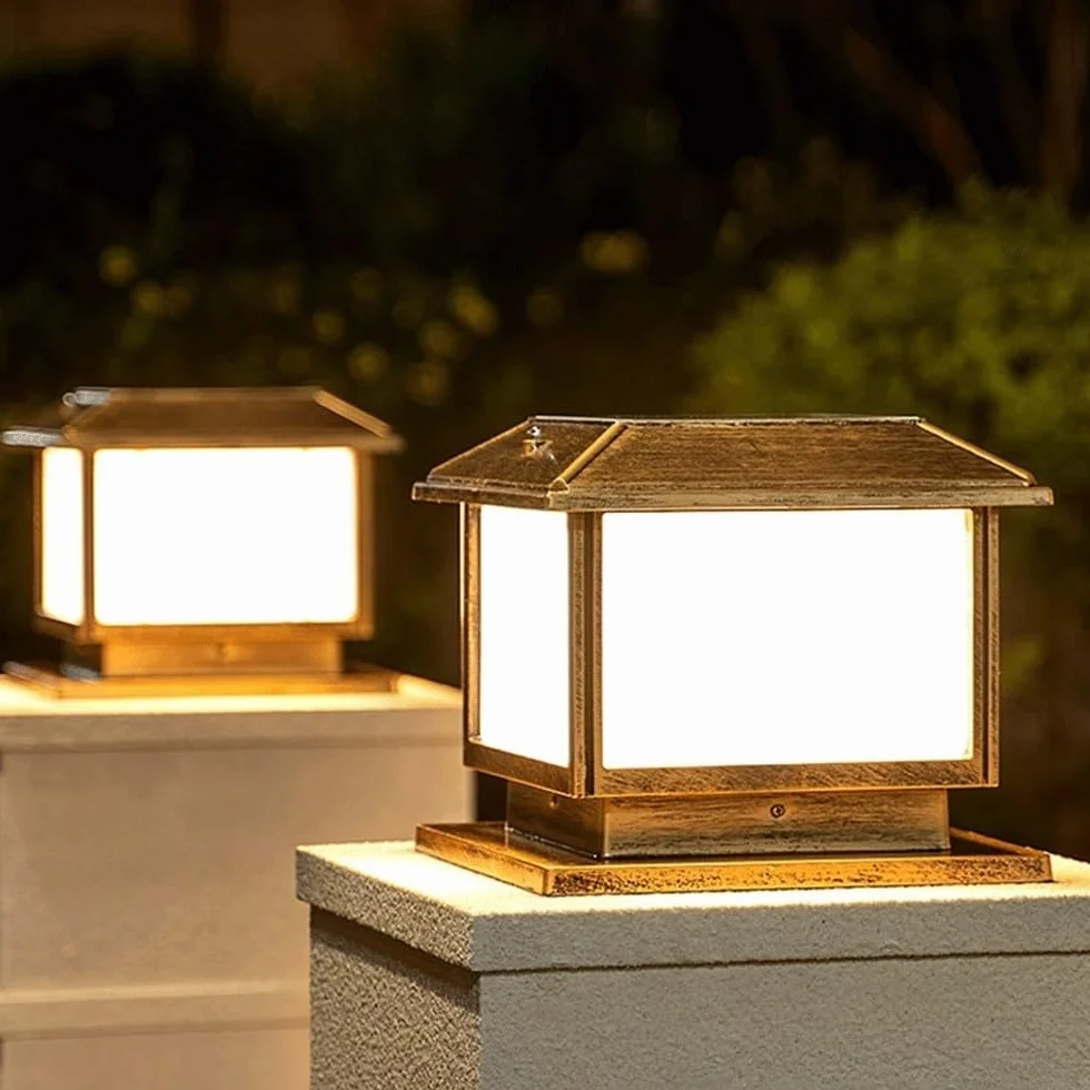 Nowoczesne lampy solarne na słupki, odporne na deszcz, oświetlenie na słupki ogrodzeniowe z akrylowym kloszem, do ogrodu i na patio(Brass,X-Large)