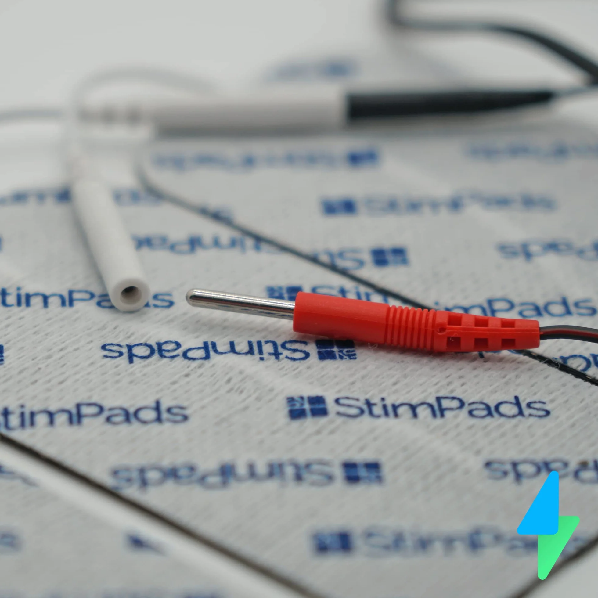 Elektrody StimPads • 12 sztuk 40X40mm ze złączem pinowym 2 mm • Doskonała przyczepność i przewodność • Elektrody klejące TENS i EMS wielokrotnego użytku i długotrwałe • Certyfikowane urządzenie