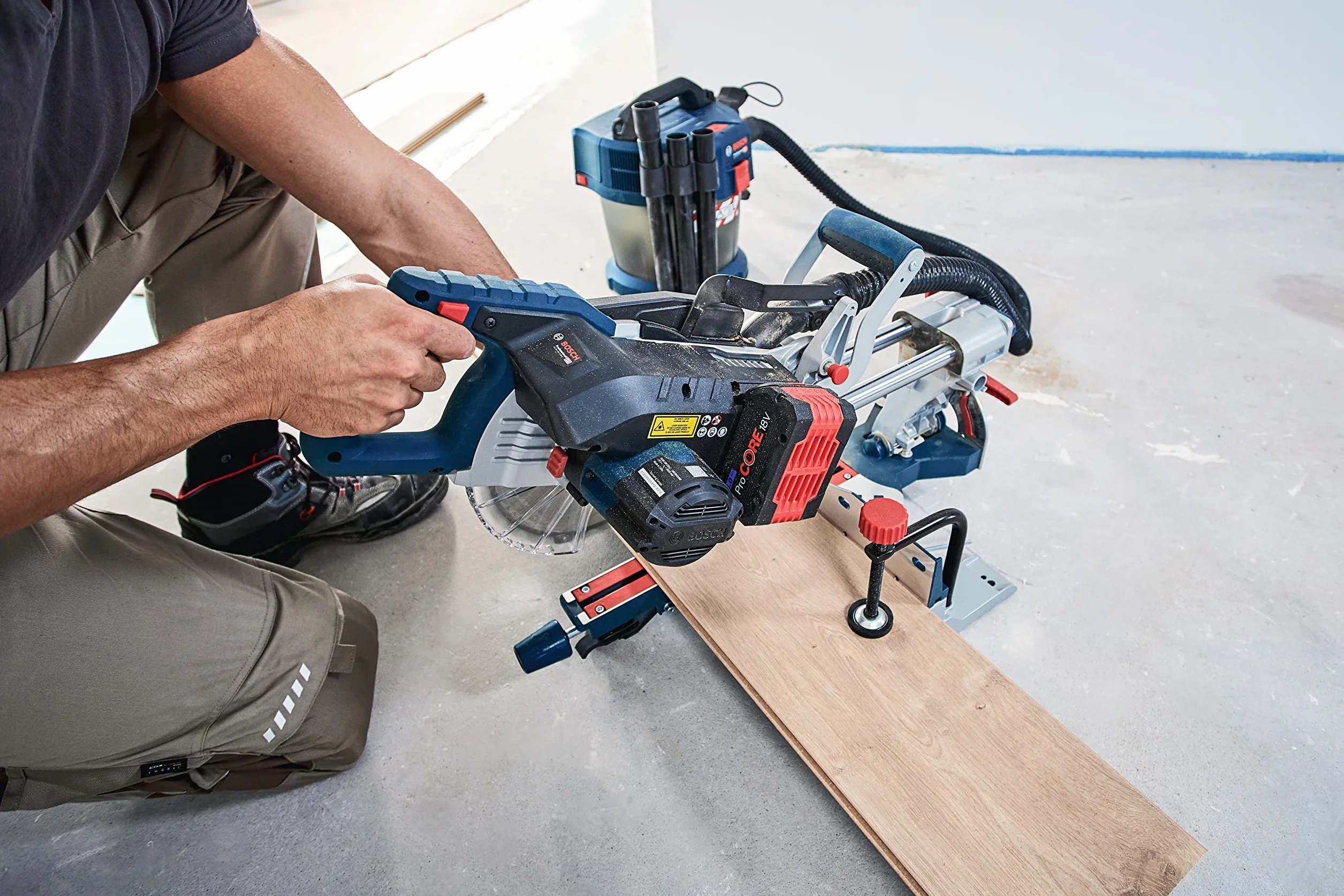 Bosch Professional system 18V: akumulatorowa ukośnica do paneli BITURBO GCM 18V-216 (średnica tarczy pilarskiej 216 mm, podkładka, worek na pył)