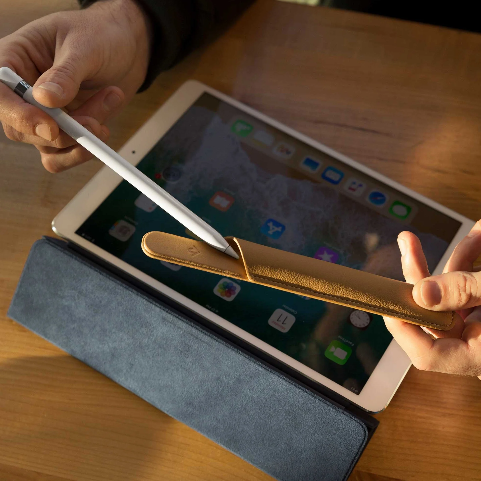 Magnetyczny futerał ochronny do Apple Pencil (koniak)