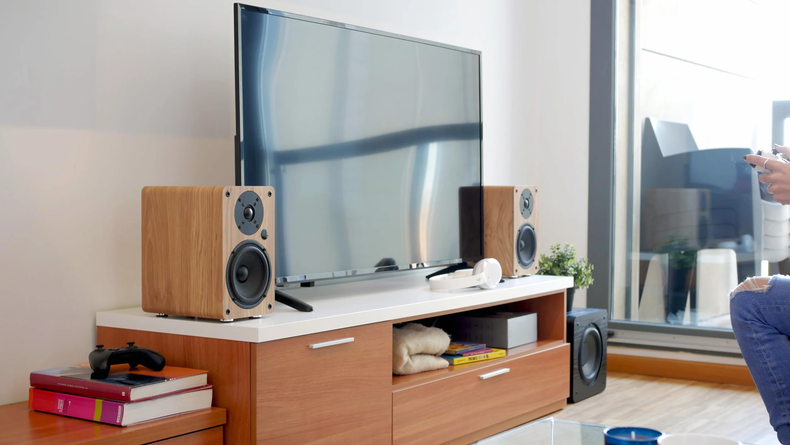 VULKKANO SUB8 Subwoofer aktywny 8-calowy, zasilany mocą 80 W RMS, częstotliwość 40 Hz - 250 Hz, regulowana zwrotnica, domowe audio i kino.