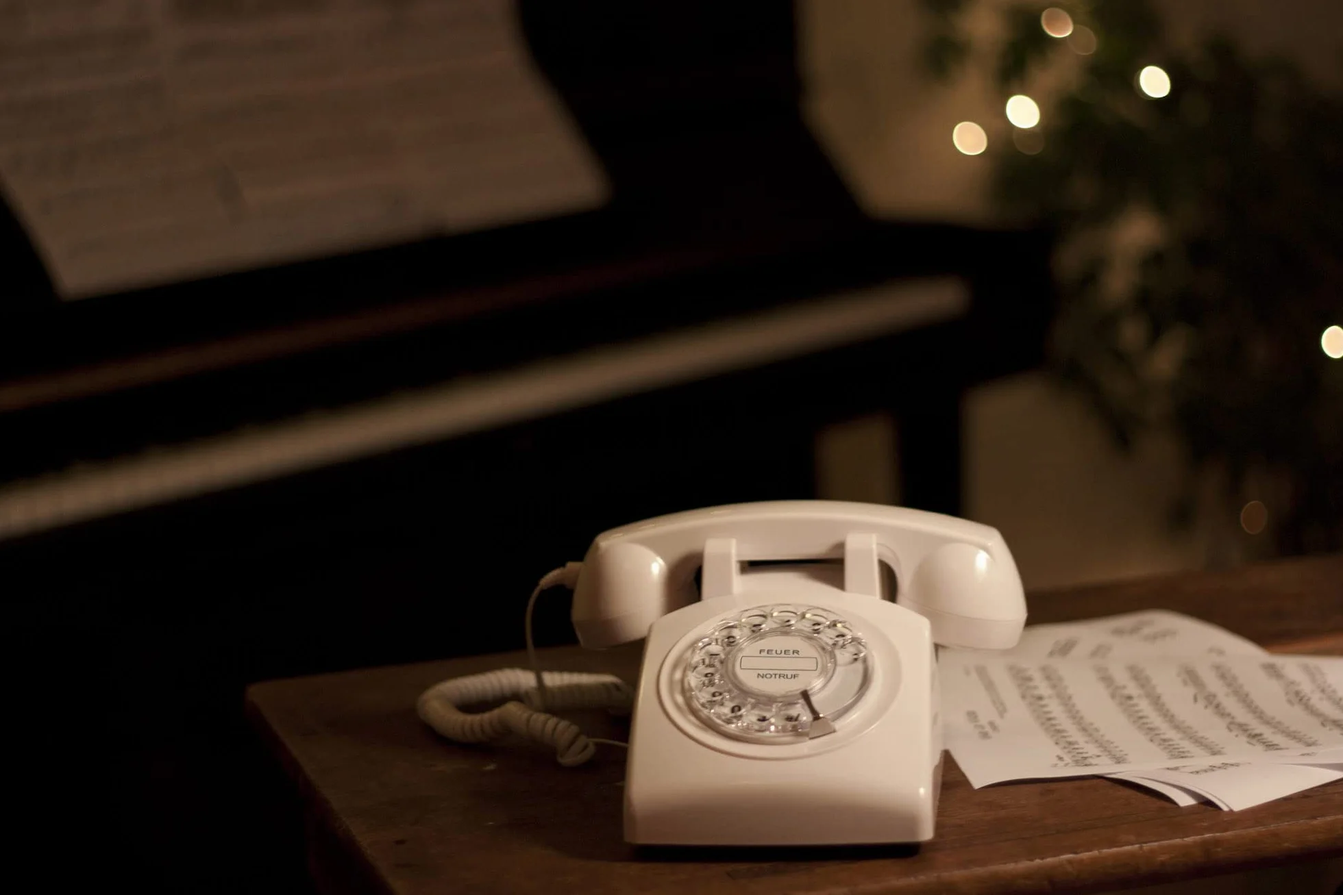 Telefon retro stacjonarny z kartą SIM kształt lat 60. obrotowa tarcza metalowy dzwonek biały