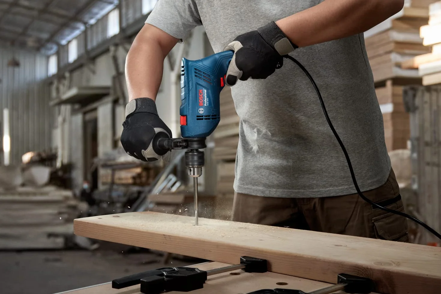 Bosch Professional: wiertarka udarowa GSB 600 (silnik 600 W, rękojeść dodatkowa, 100-częściowy zestaw osprzętu, walizka)