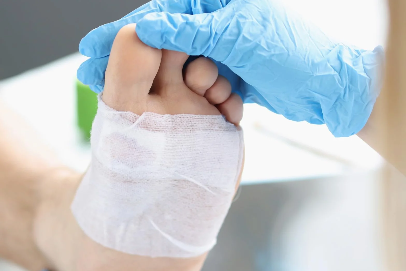 Plaster na ranę MaiMed stretch włóknina mocująca 15 cm x 10 m hipoalergiczna, biała, elastyczna włóknina mocująca 1 sztuka/pudełko