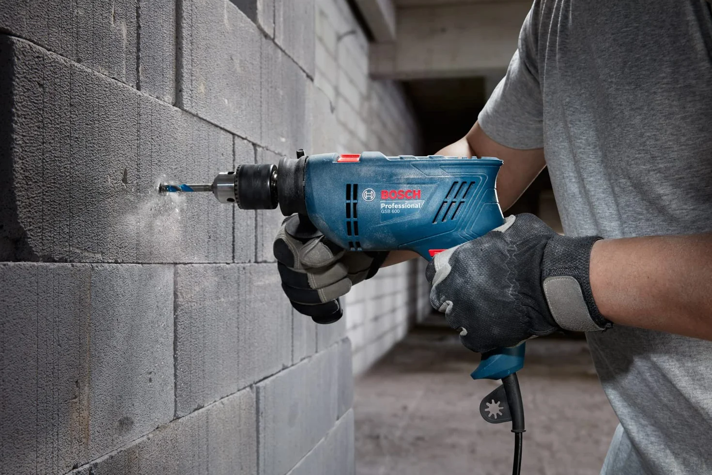 Bosch Professional: wiertarka udarowa GSB 600 (silnik 600 W, rękojeść dodatkowa, 100-częściowy zestaw osprzętu, walizka)