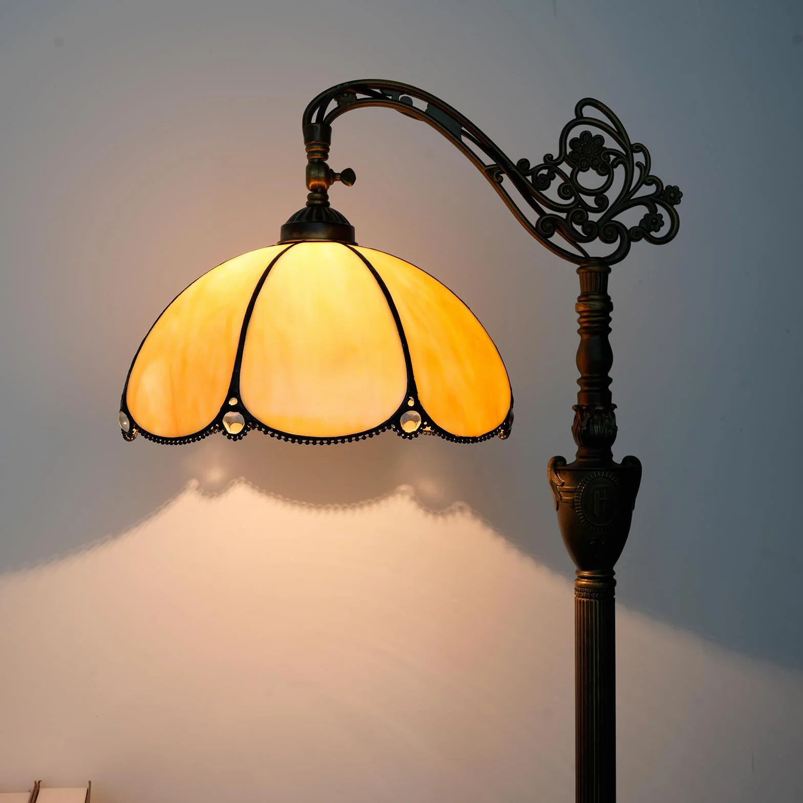 Tiffany Lampa stojąca z regulacją kąta witrażowego klosz w stylu rustykalnym z łabędzią szyją Lampa podłogowa Tiffany Style Stojąca lampa narożna 63 cale do domu salonu sypialni