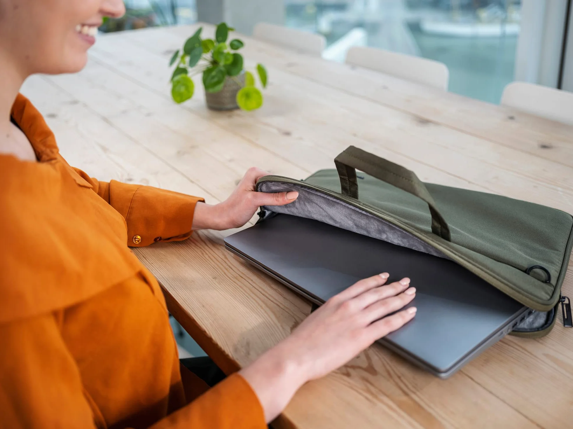 Trust Bologna Zrównoważona smukła torba na laptopa 40.0 cm z paskiem na ramię, ekologiczna torba, plastikowa torba na laptopa z recyklingu, torba robocza RPET, lekka torba do przenoszenia, na podróż,