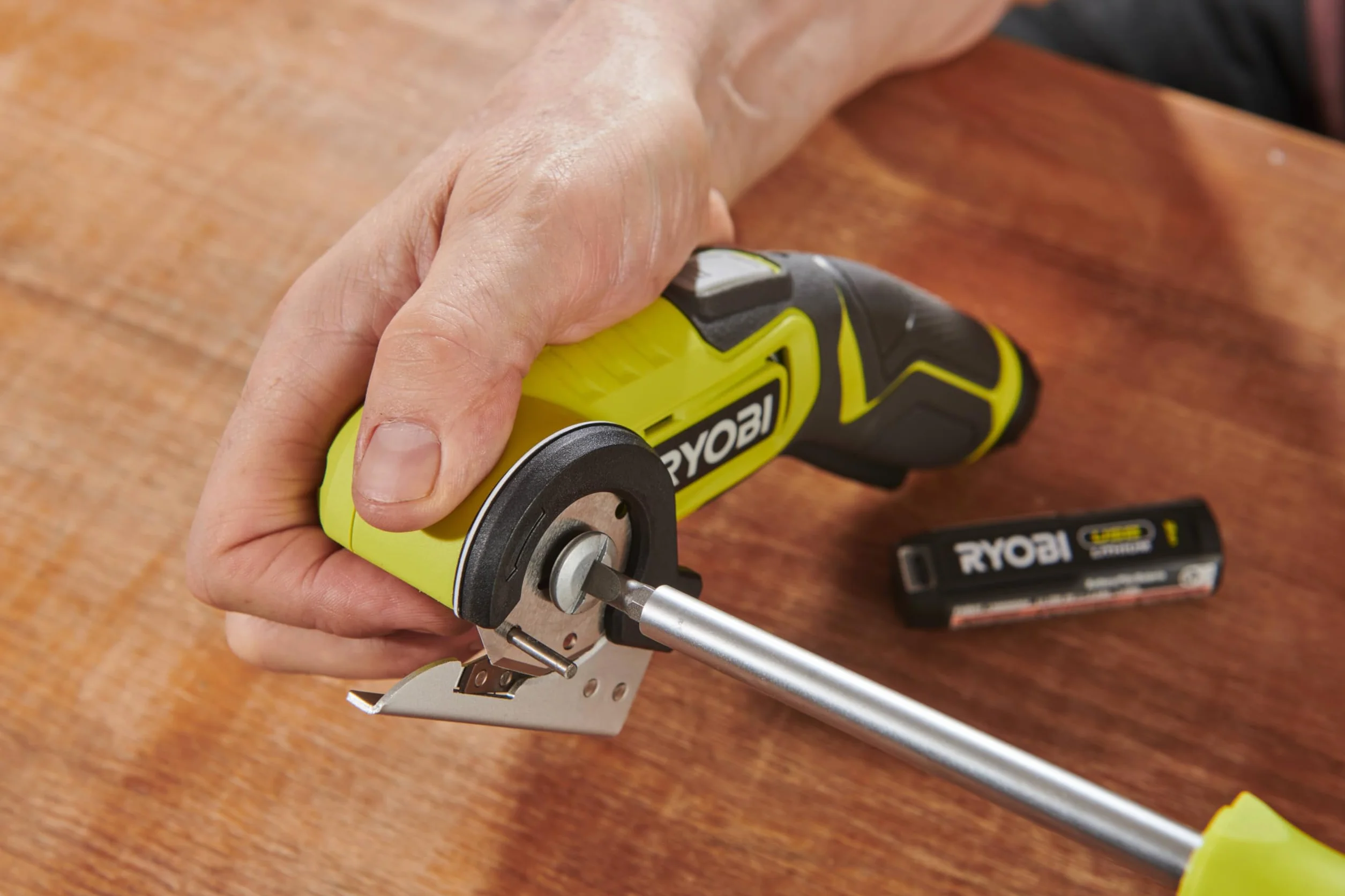 RYOBI Mini piła litowa USB 4V - dostarczana z 1 ostrzem 38 mm (sprzedawana bez baterii) - RCT4-0