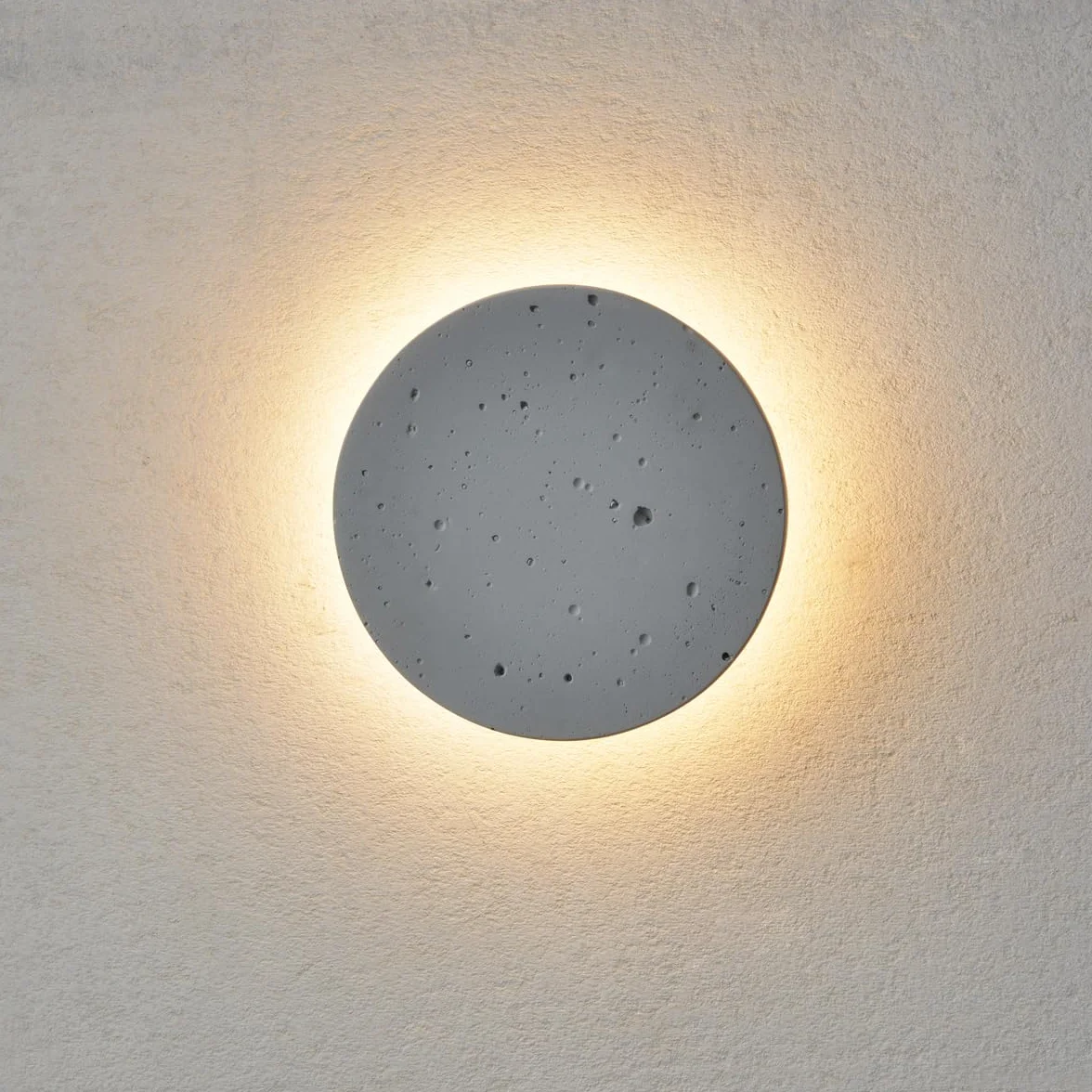 Okrągły kinkiet ścienny LED, szara cementowa lampa ścienna, minimalistyczna lampa do montażu na ścianie z eleganckim wykończeniem, nowoczesne kinkiety wewnętrzne oświetlenie do sypialni