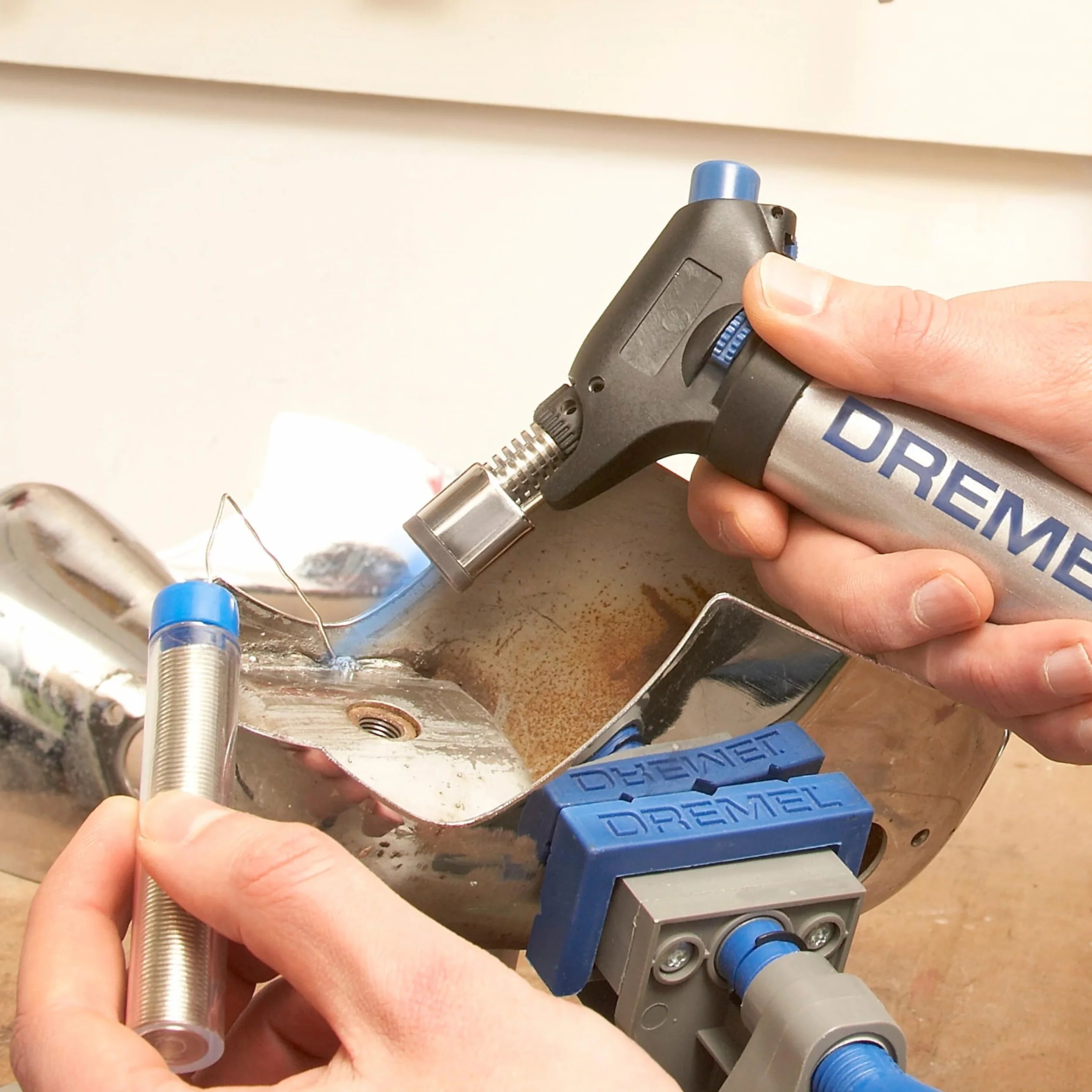 Dremel Versaflame 2200 stacjonarny palnik gazowy na butan, akumulatorowy mini palnik nadmuchowy i opalarka do lutowania, gięcia rur, spawania, obkurczania