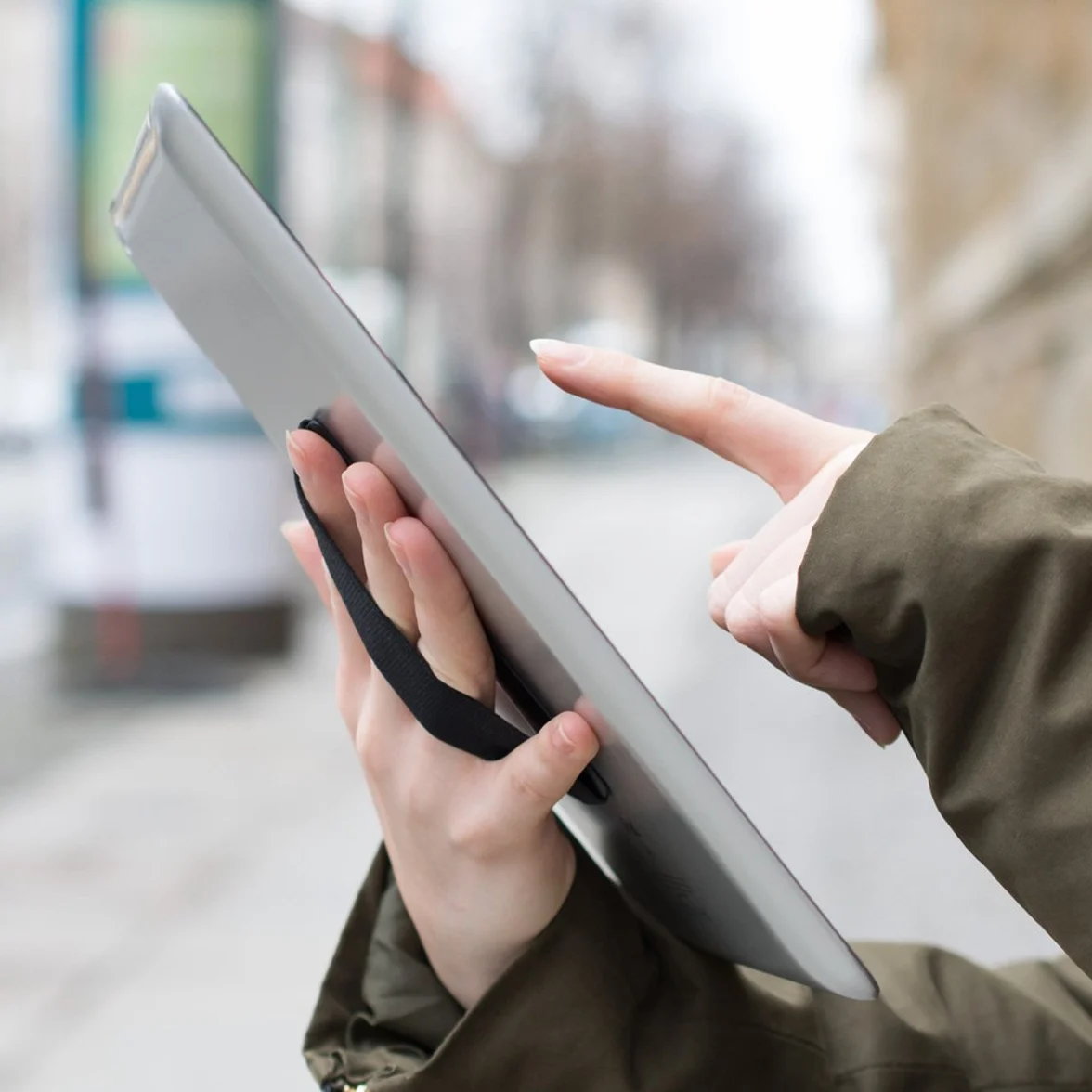 kwmobile Uchwyt na palec do tabletu, samoprzylepny, kompatybilny z tabletami iPad, Samsung Sony, czarny