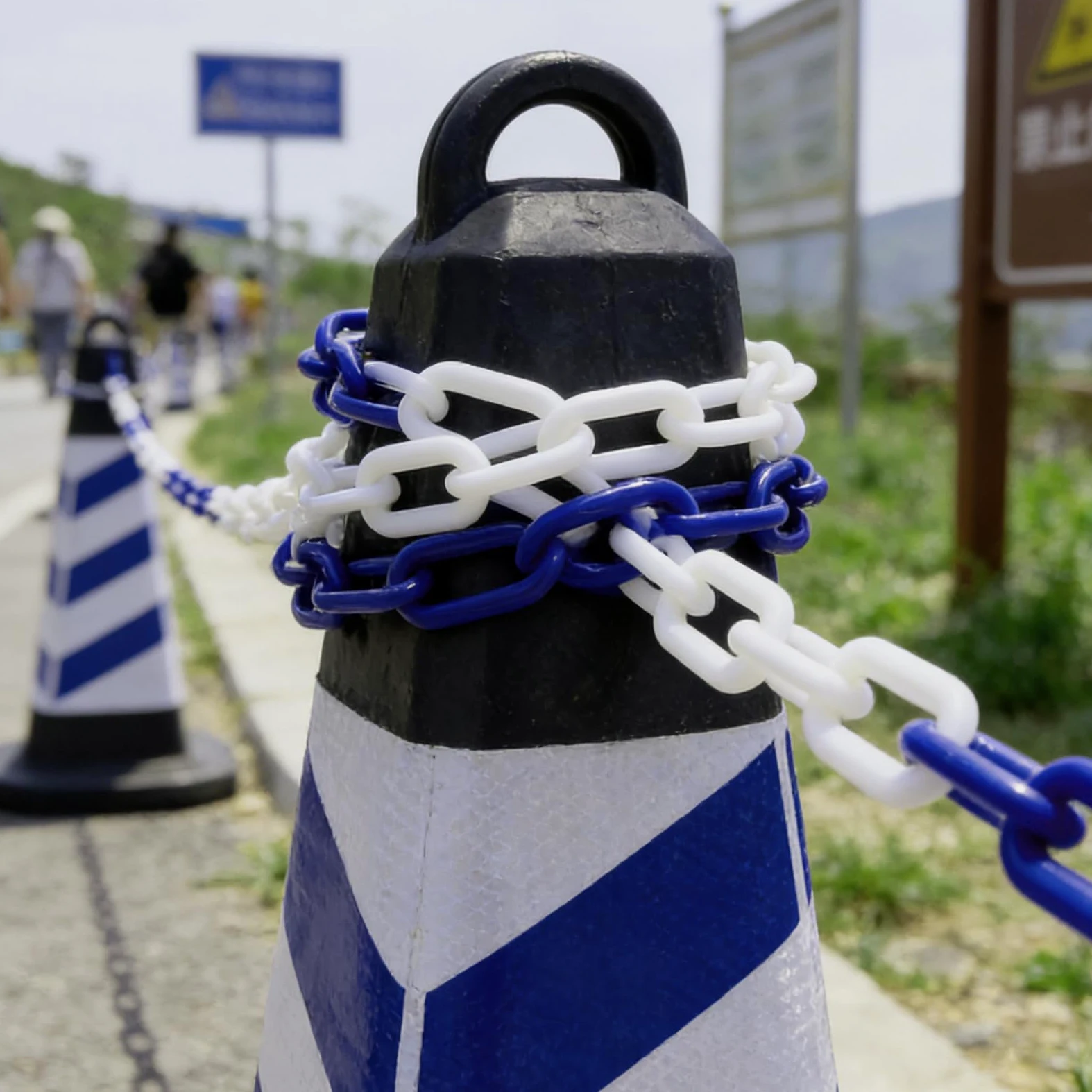 25 m niebiesko-biały odporny na warunki atmosferyczne plastikowy łańcuch barierowy bezpieczeństwa – dwukolorowa taśma ostrzegawcza na wydarzenie, parking i plac budowy do skutecznej kontroli tłumu i