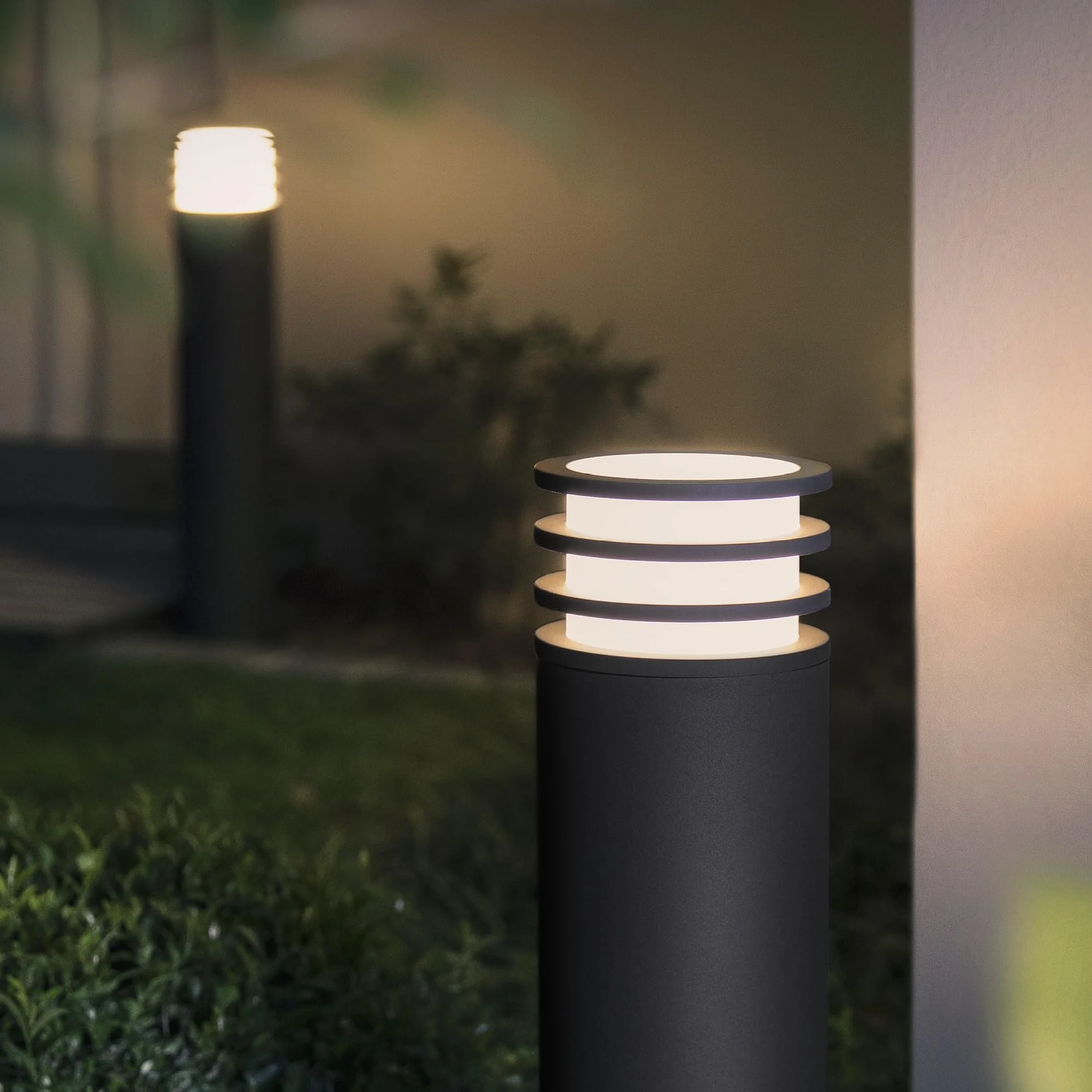 Philips Hue Lucca oświetlenie drogi LED do użytku na zewnątrz, możliwość ściemniania, ciepłe, białe światło, sterowanie za pomocą aplikacji, kompatybilne z Amazon Alexa (Echo, Echo Dot)