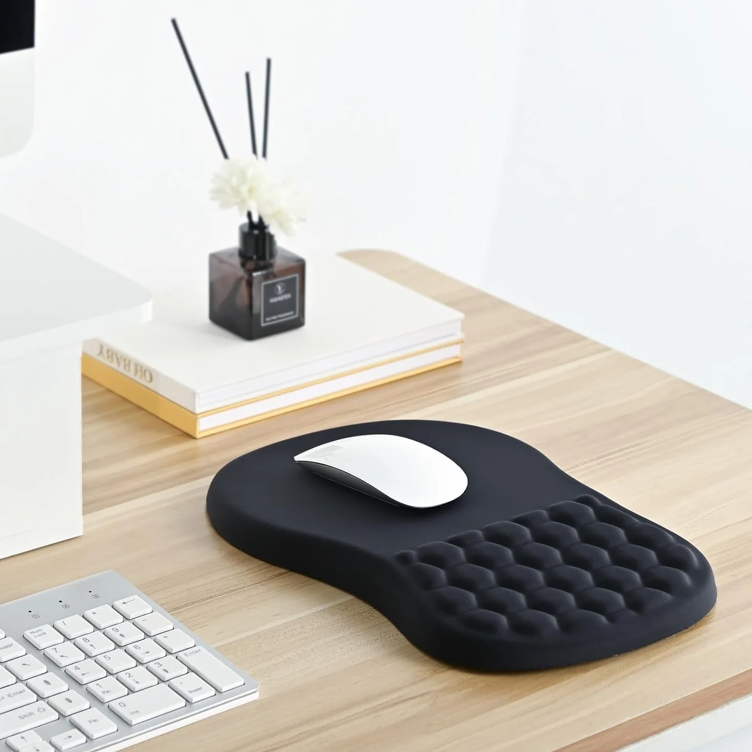 EooCoo Podkladka Pod Mysz na Nadgarstek z Funkcją Masażu, Podkładka Pod Myszkę z Poduszką, Ergonomiczna Mouse Pad, z Gładką Powierzchnią Lykrową i Antypoślizgową Podstawą PU, Akcesoria Biurowe, Czarny