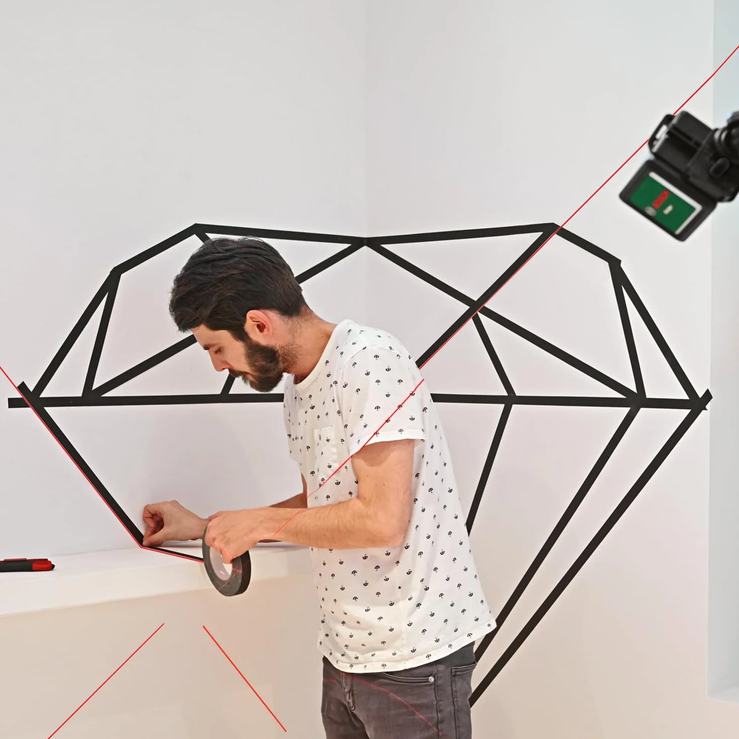 Bosch Laser krzyżowy Quigo z uchwytem MM 2 (łatwe i precyzyjne wyrównywanie elementów przy elastycznym pozycjonowaniu narzędzia dzięki zastosowaniu uniwersalnego uchwytu, opakowanie kartonowe)