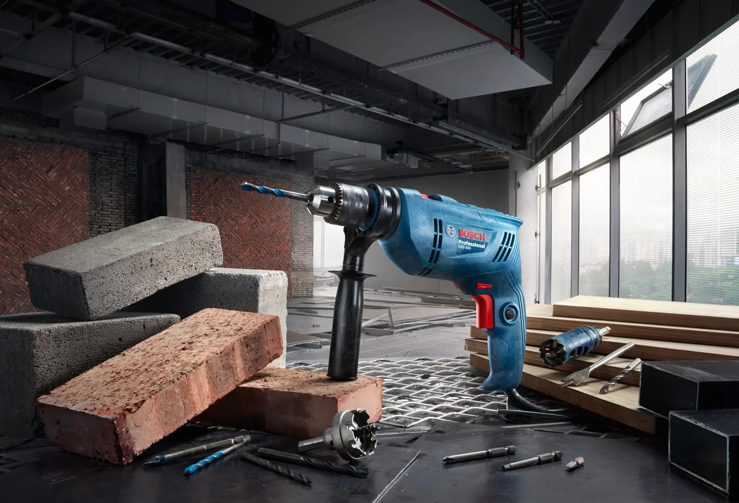 Bosch Professional: wiertarka udarowa GSB 600 (silnik 600 W, rękojeść dodatkowa, 100-częściowy zestaw osprzętu, walizka)