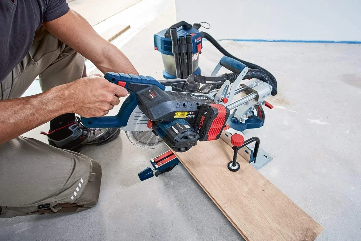 Bosch Professional system 18V: akumulatorowa ukośnica do paneli BITURBO GCM 18V-216 (średnica tarczy pilarskiej 216 mm, podkładka, worek na pył)