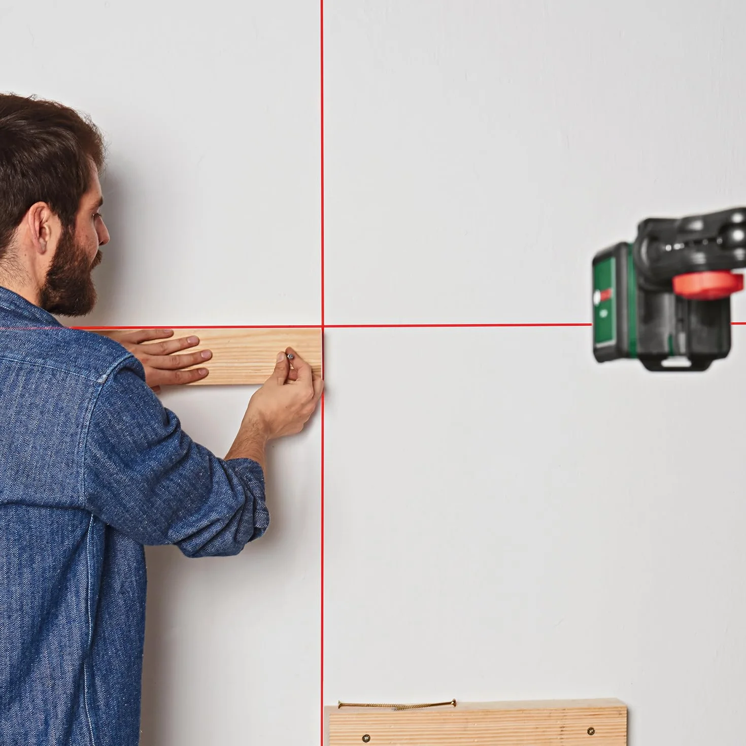Bosch Laser krzyżowy Quigo z uchwytem MM 2 (łatwe i precyzyjne wyrównywanie elementów przy elastycznym pozycjonowaniu narzędzia dzięki zastosowaniu uniwersalnego uchwytu, opakowanie kartonowe)