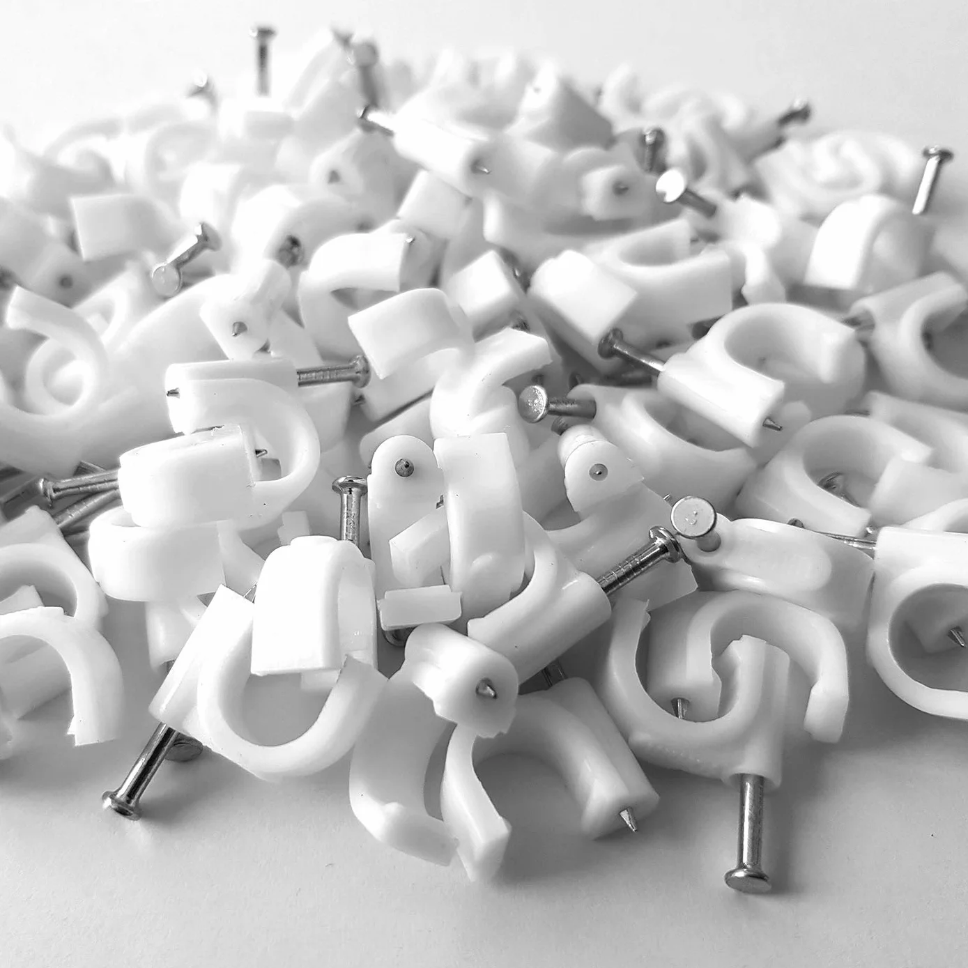 100 x obejma kablowa | 14 mm | obejma na gwoździe zacisk kablowy uchwyt na kabel klips mocujący z wbitym gwoździem | wysokość: 16,4 mm | kolor biały | 100 sztuk