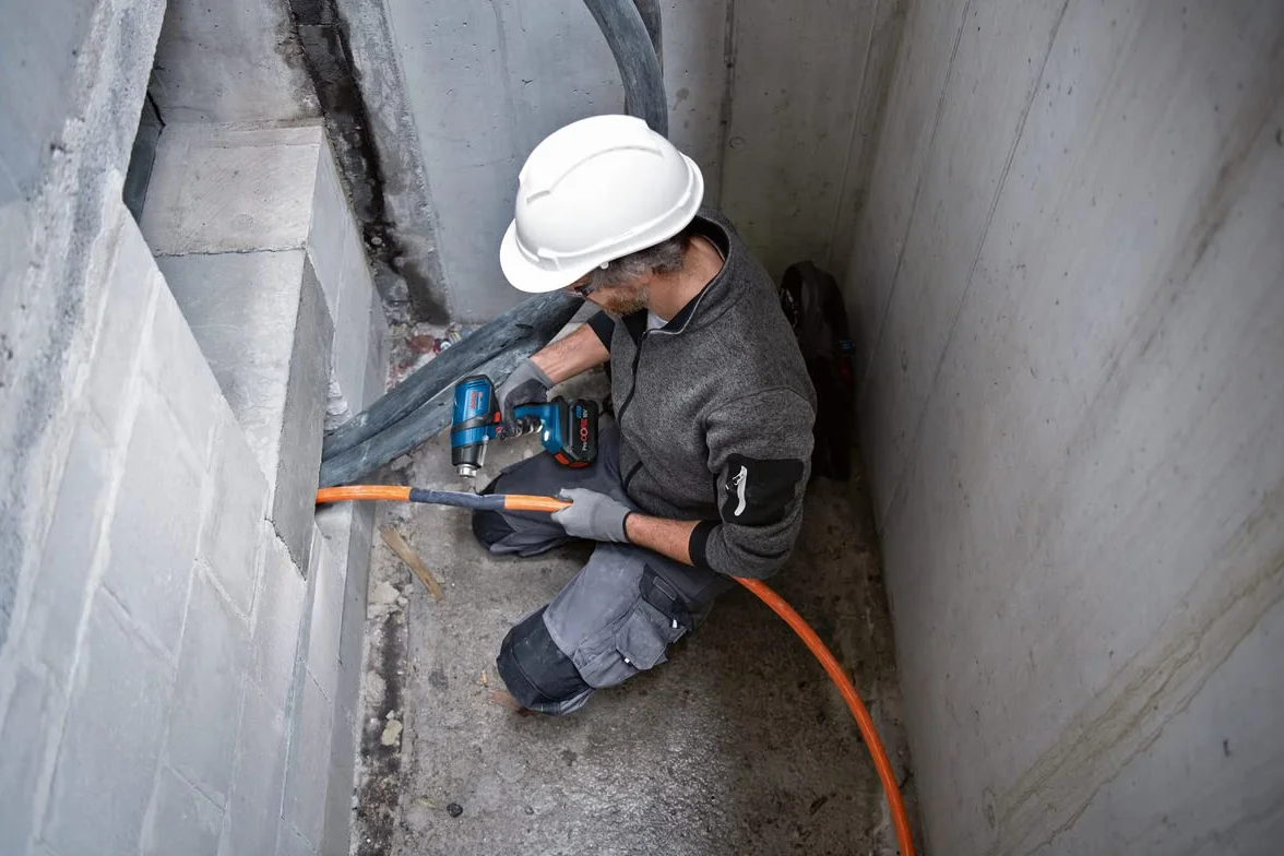 Bosch Professional system 18V: akumulatorowa opalarka GHG 18V-50 (dysza redukcyjna, dysza reflektorowa, walizka L-BOXX)